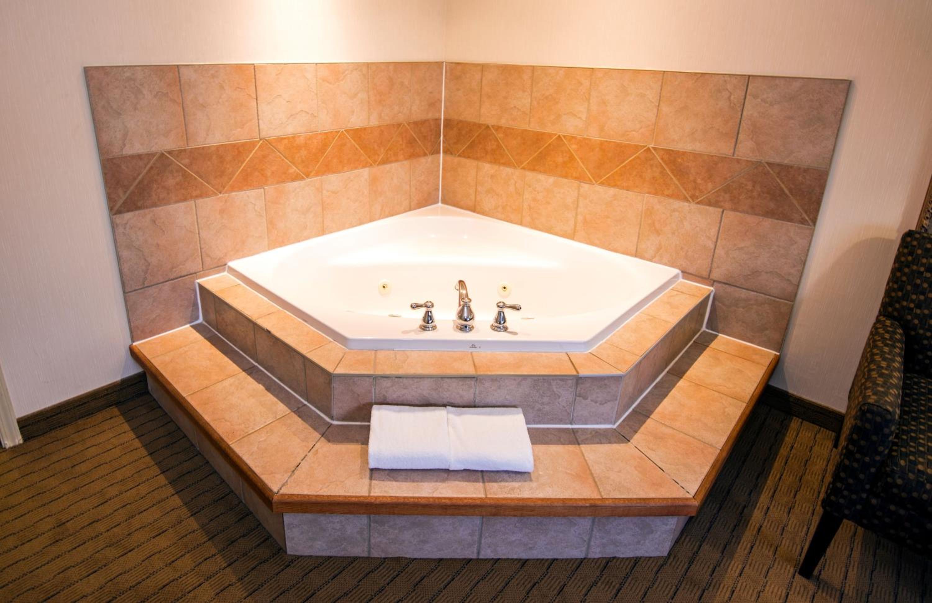 Hinton Vacations - Holiday Inn Hinton, an IHG Hotel - Property Image 10
