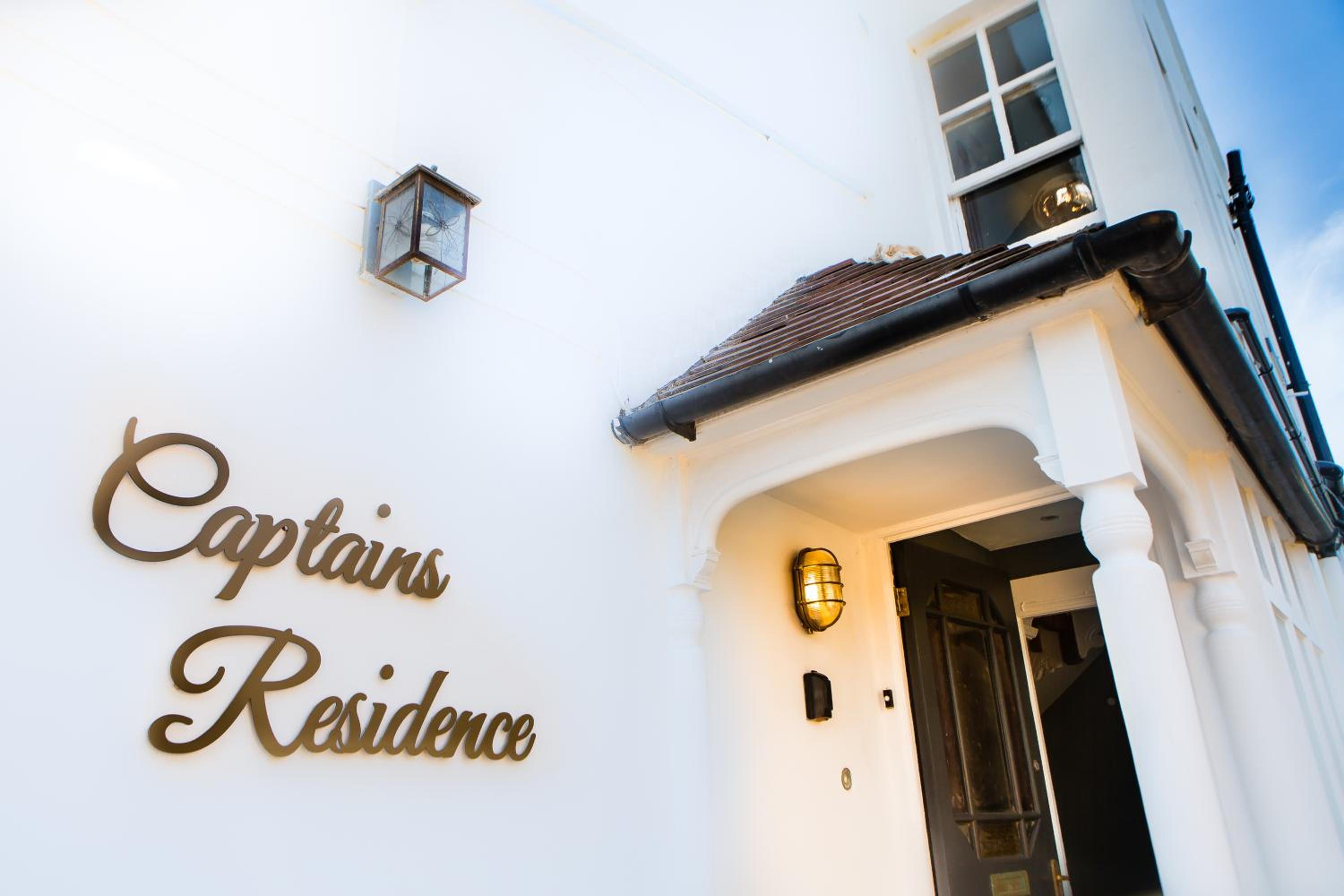 The Captains Residence at Rounton Villa by Maison Parfaite- Sea Views - Parking - Robin Hoods Bay