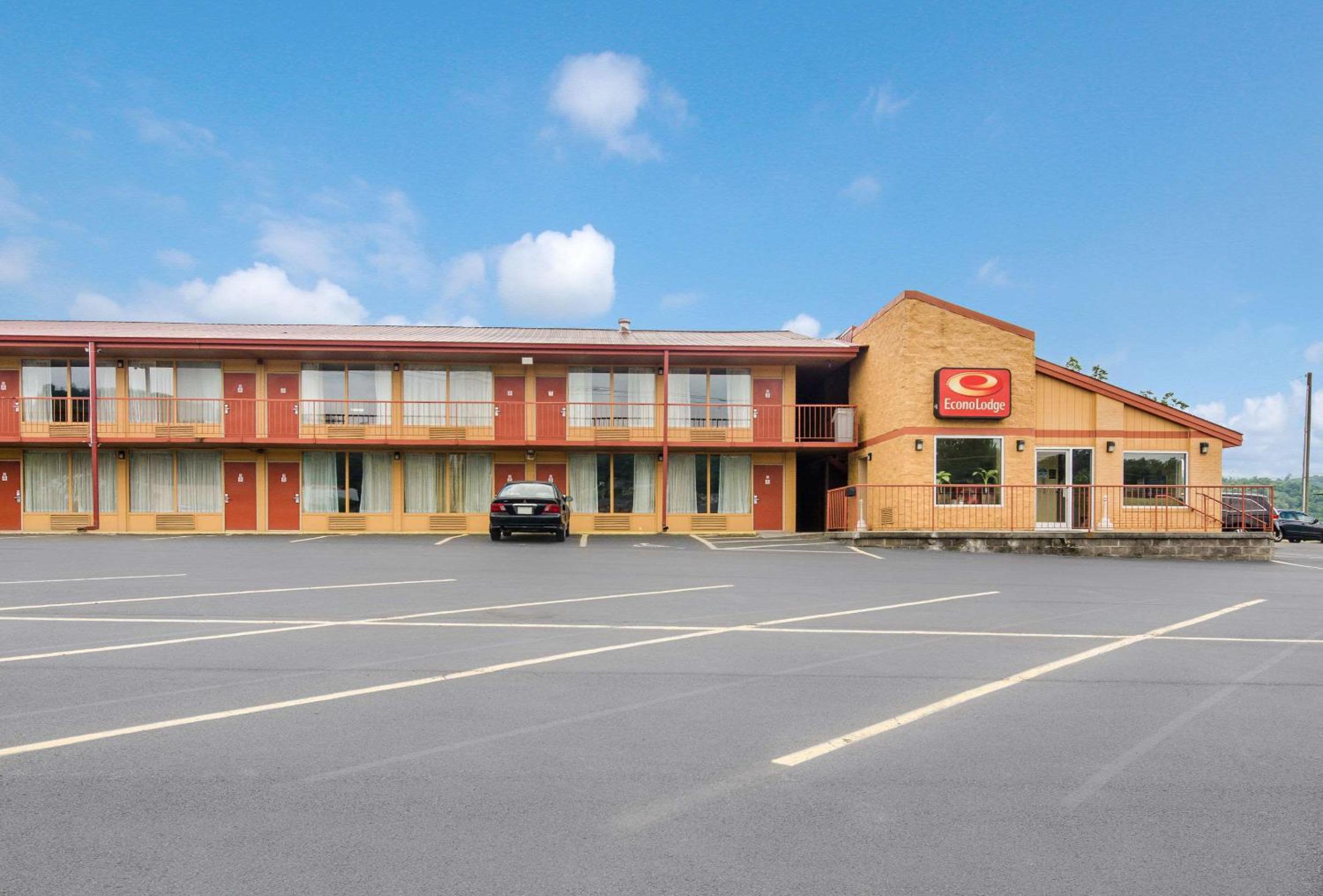 Econo Lodge Marion I-81 view 3