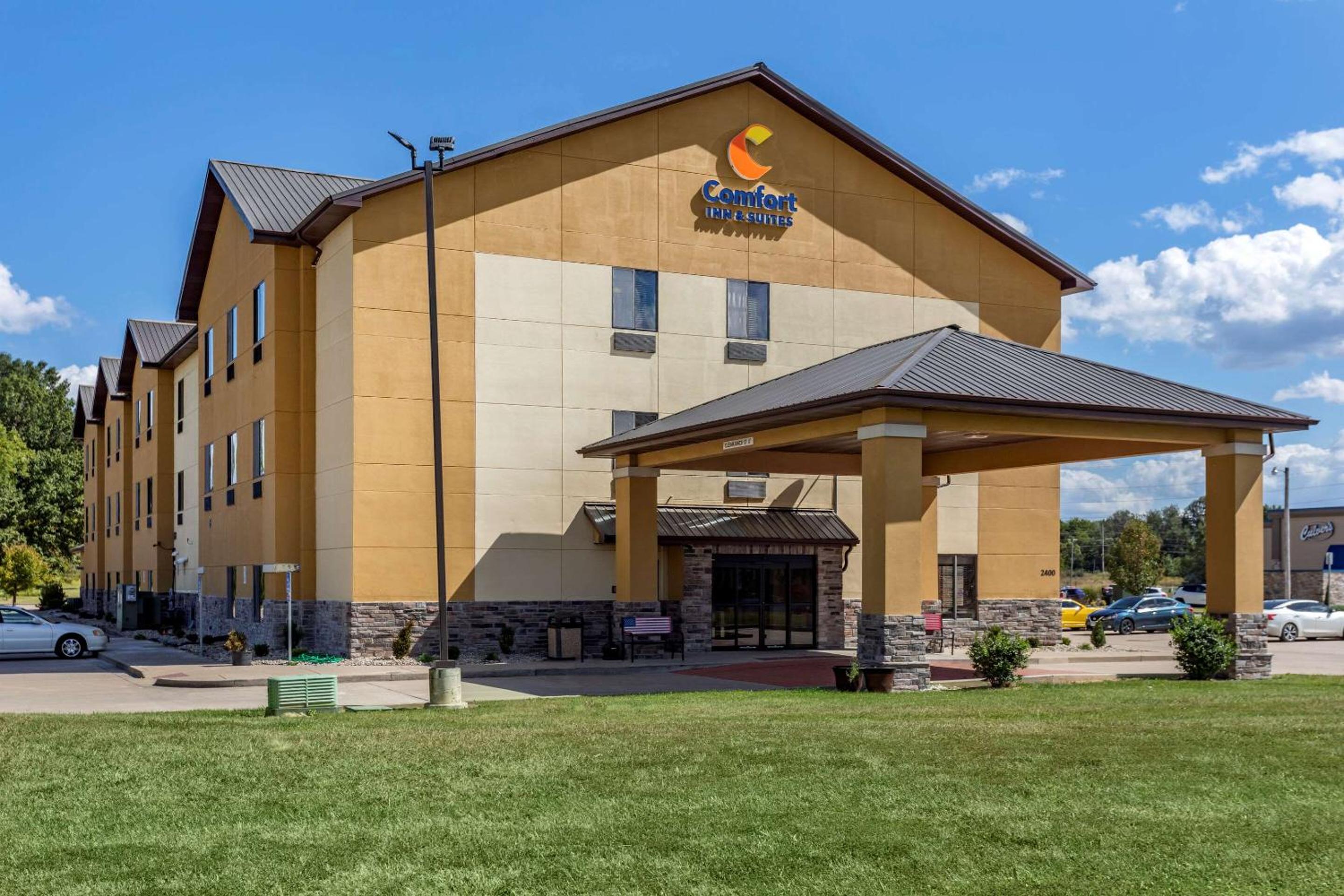 Carbondale Vacations - Comfort Inn  Suites Carbondale University Area - Property Image 1
