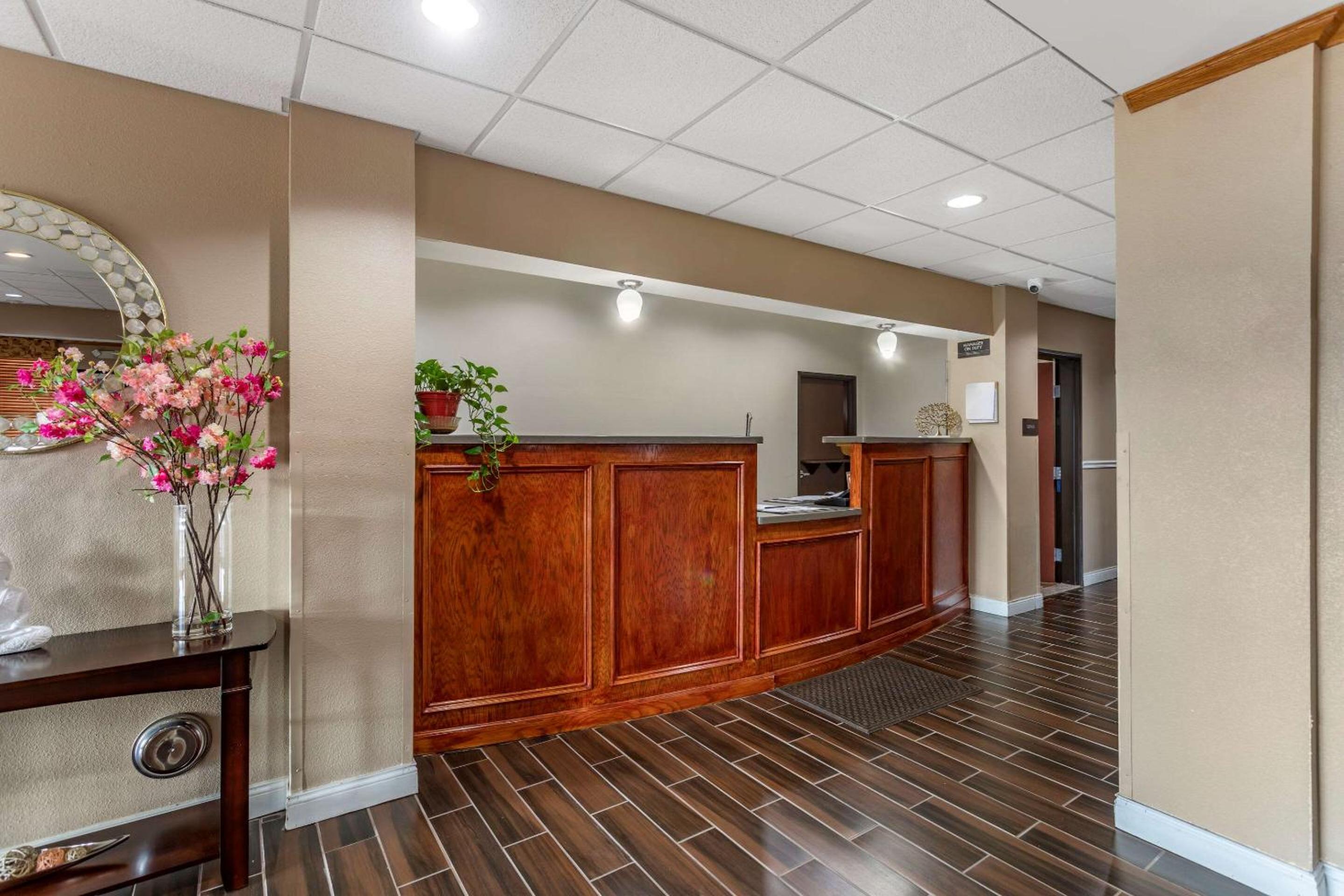 Carbondale Vacations - Comfort Inn  Suites Carbondale University Area - Property Image 1