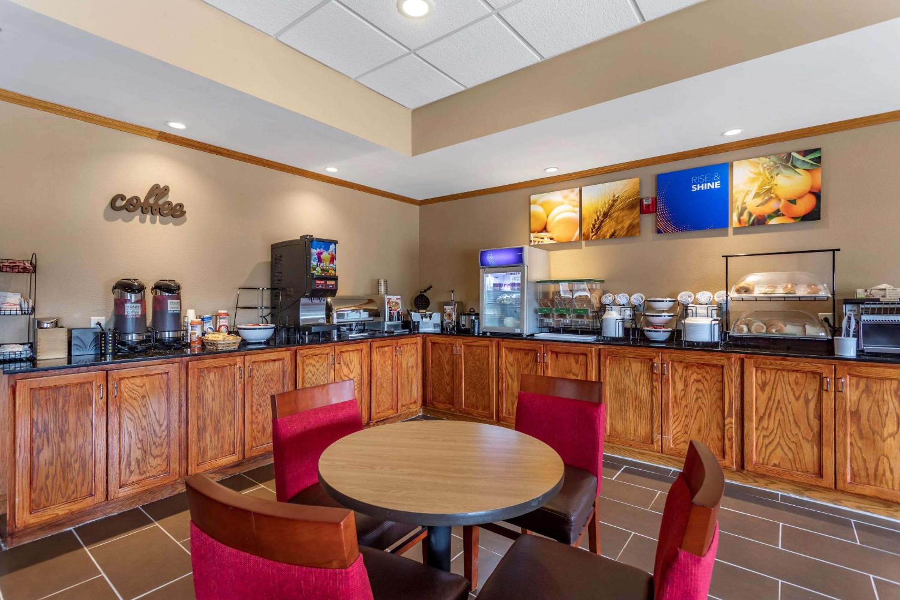 Carbondale Vacations - Comfort Inn  Suites Carbondale University Area - Property Image 8