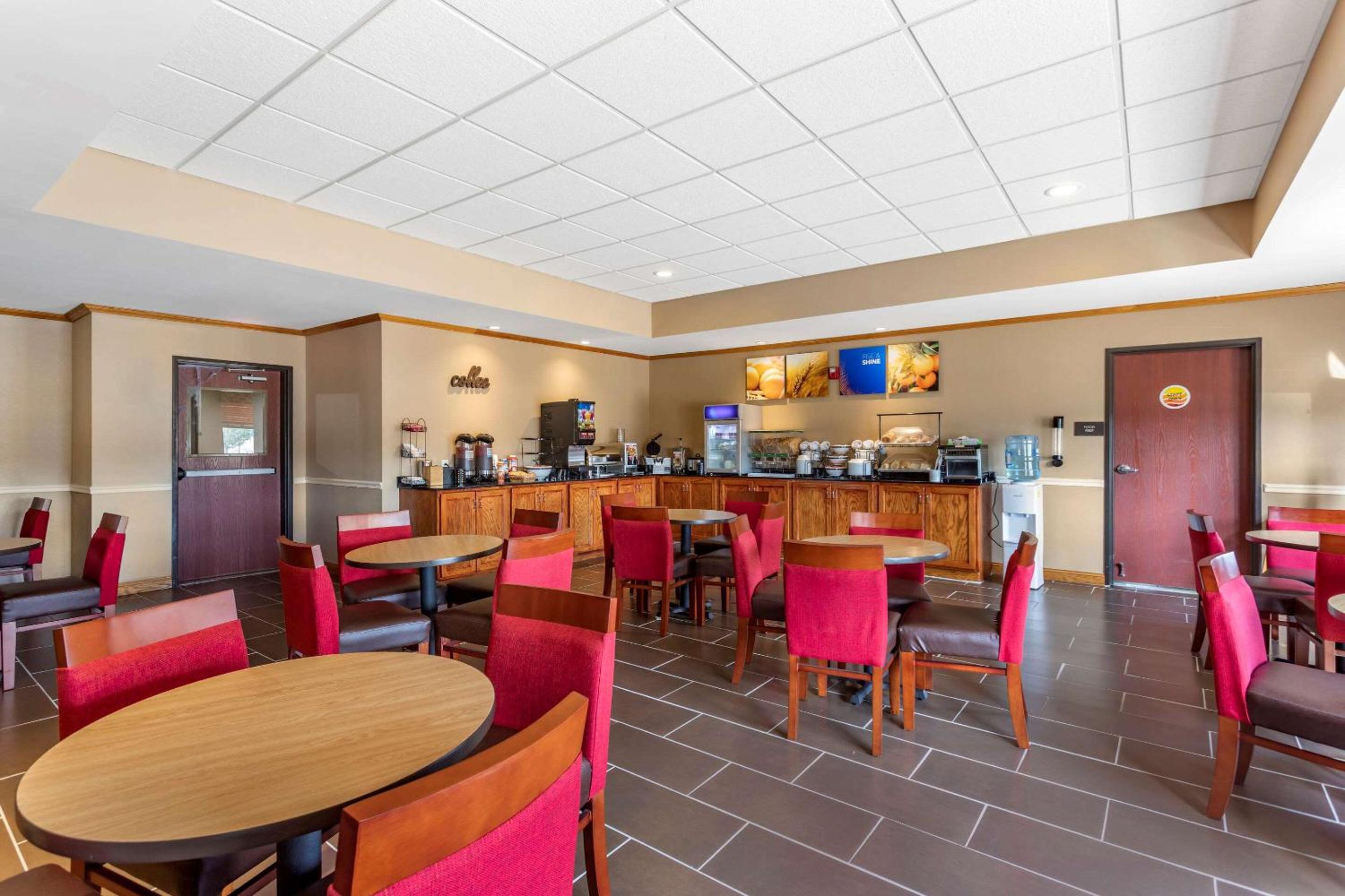 Carbondale Vacations - Comfort Inn  Suites Carbondale University Area - Property Image 7