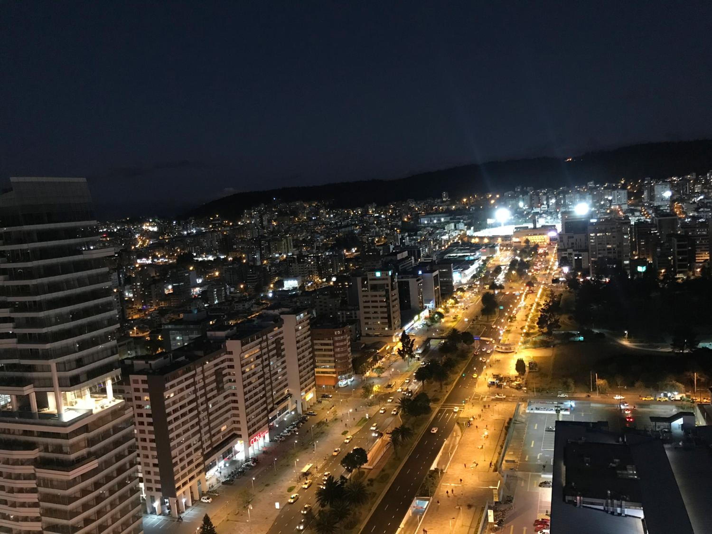 Suite Apartamento Espectacular Vista La Carolina - ONE Quito view 3