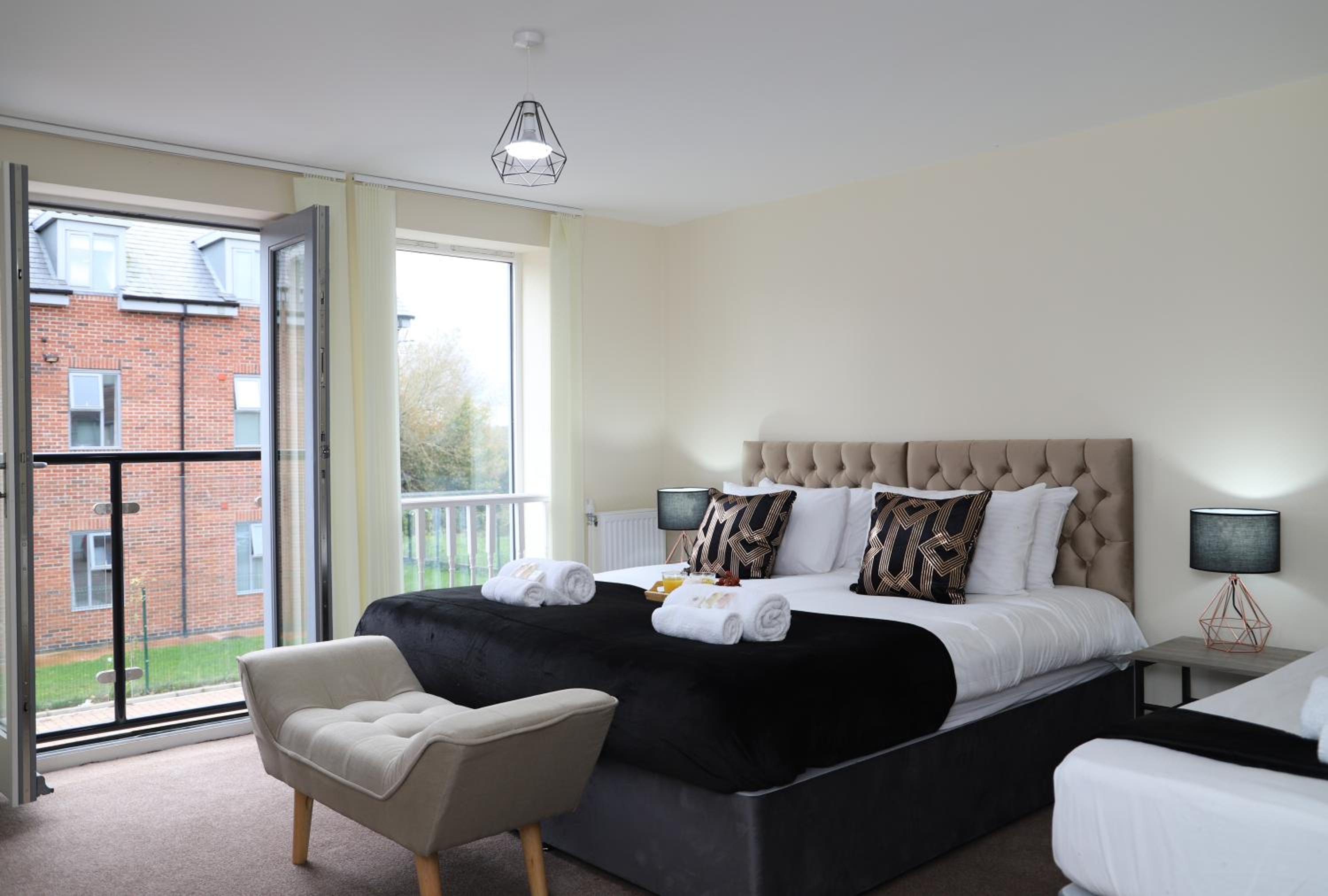 5BR Home, Sleeps 14, Free Parking, Comfortable LE3 Stay view 5