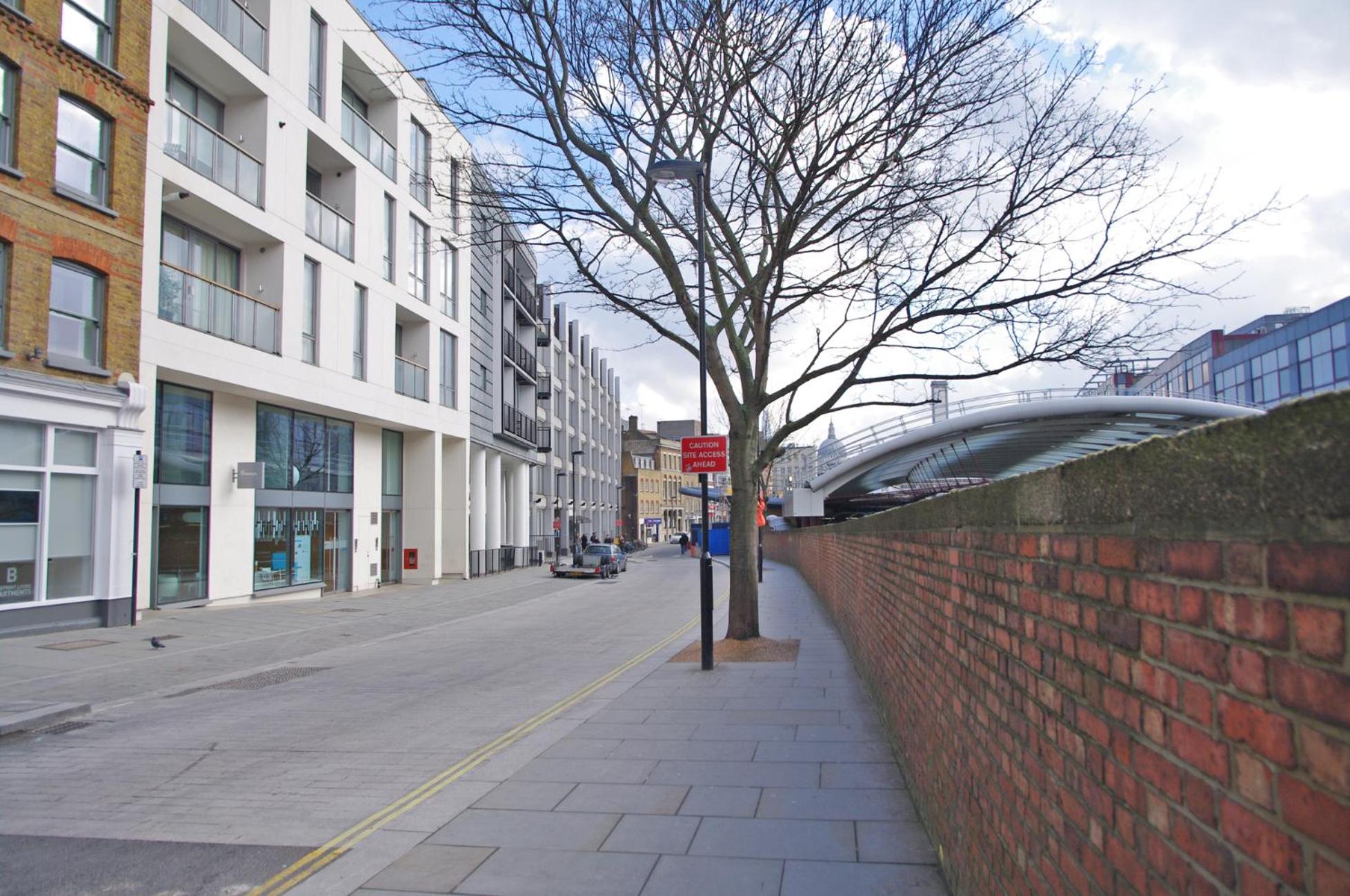Elegant Clerkenwell Apartment with Balcony and Lift near Barbican