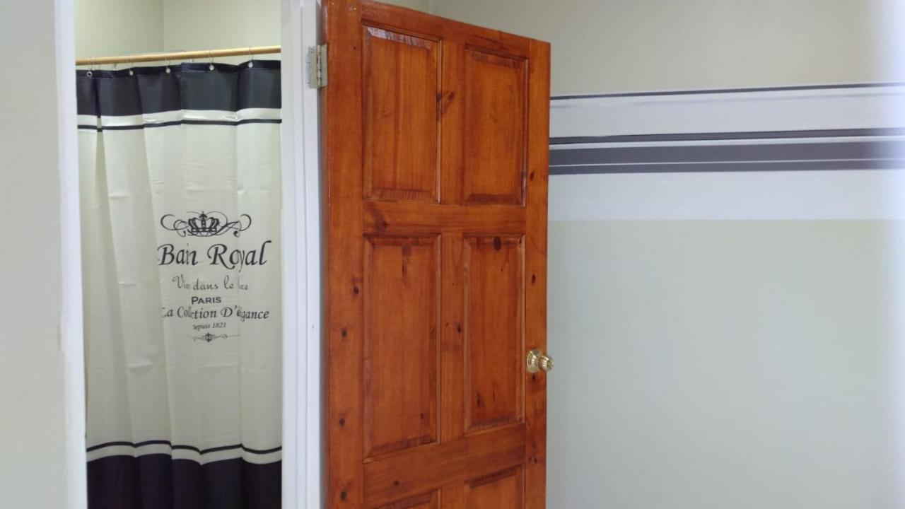 Rumanija's Airport Rooms view 5