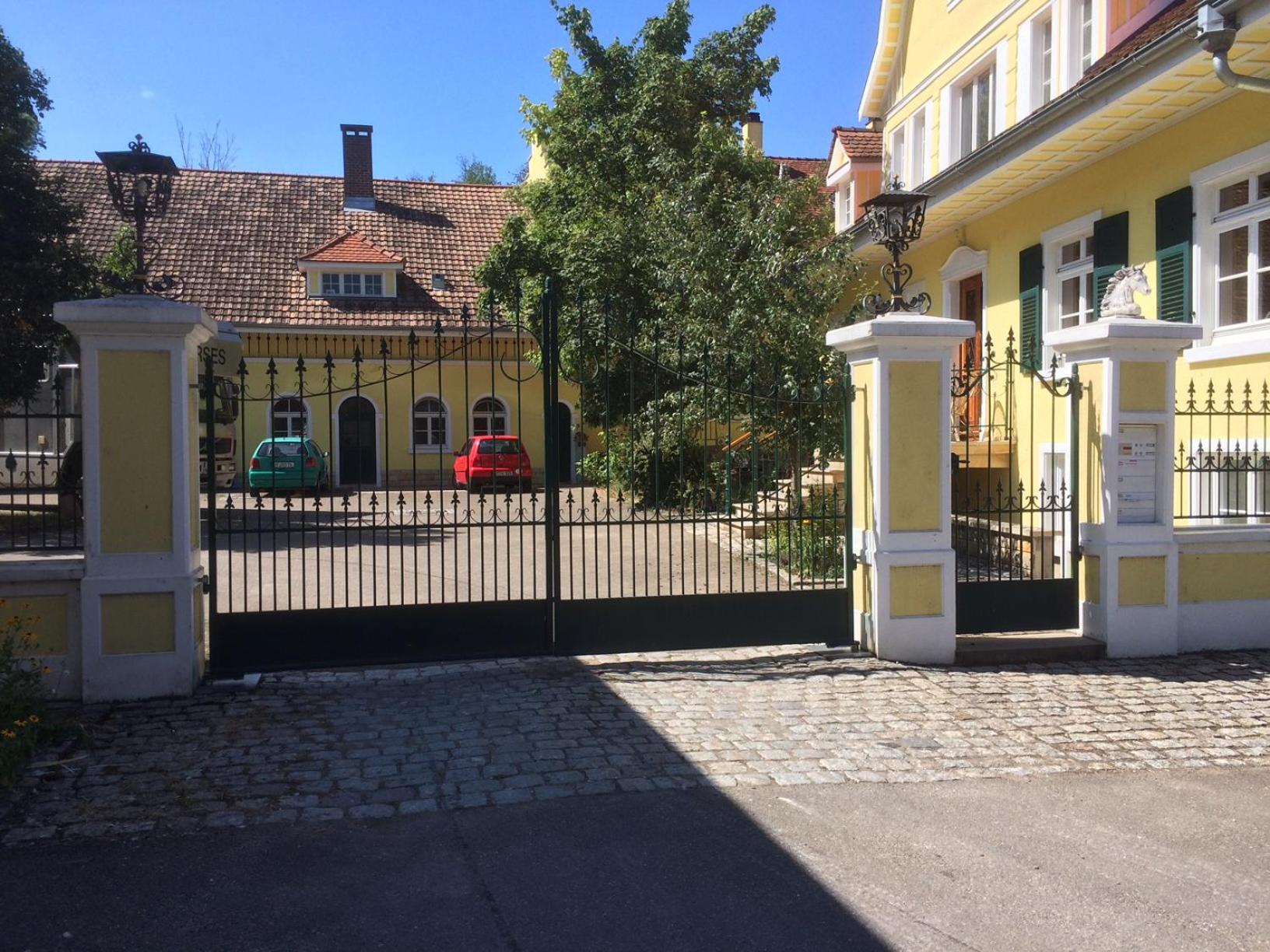 Ferienwohnung im Grünen auf idyllisch gelegenen Gutshof und doch so zentral view 2
