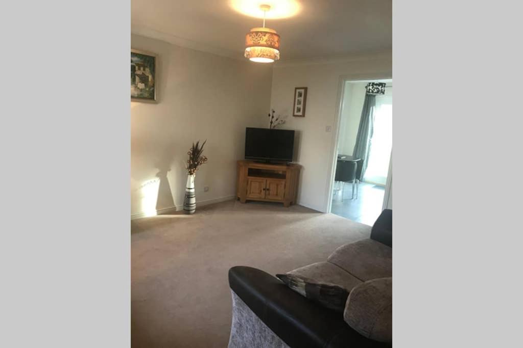Kingseat 3 Bed Home With Fast Fibre WiFi &Parking view 2