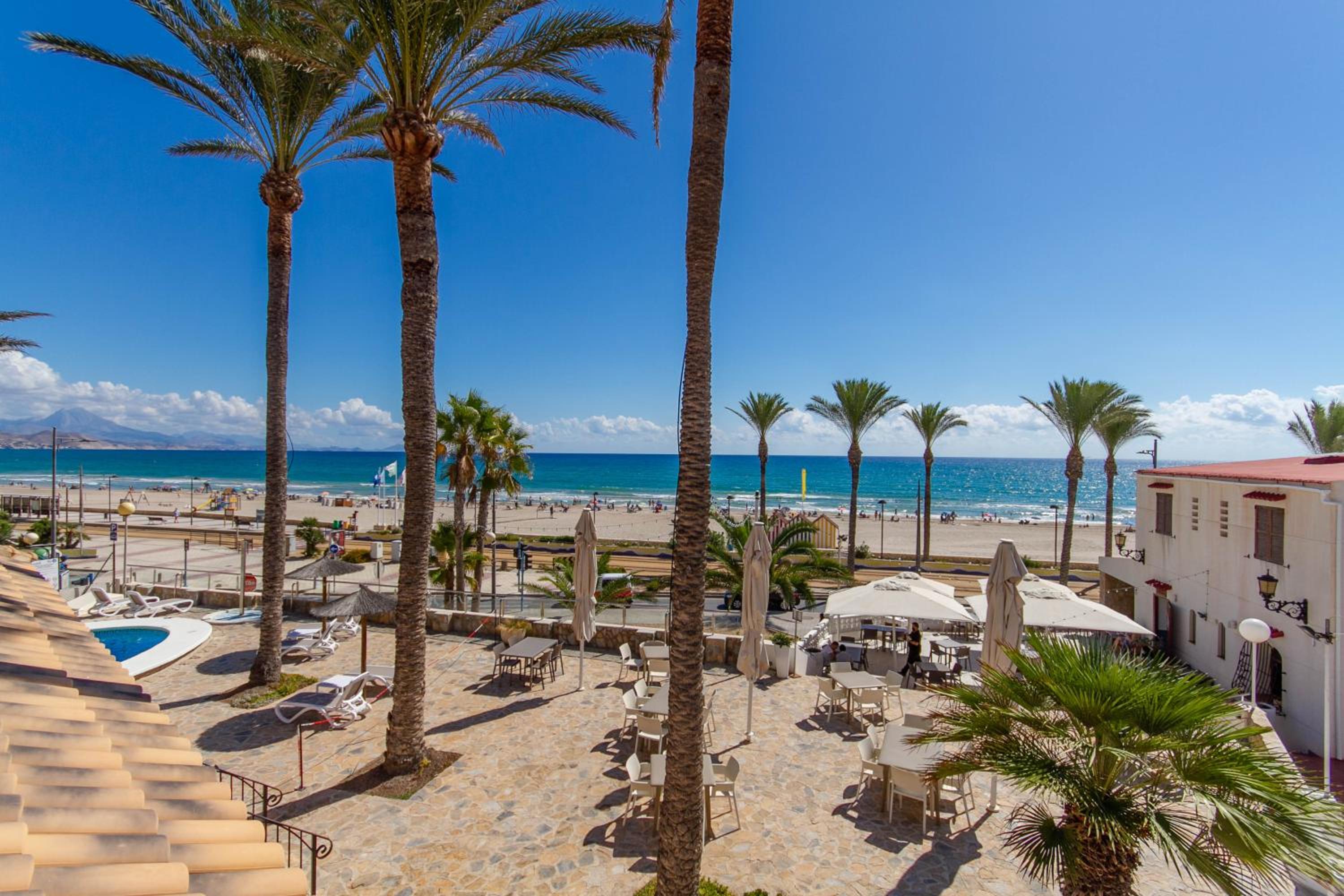 Hostal San Juan en El Campello — balance & terrace