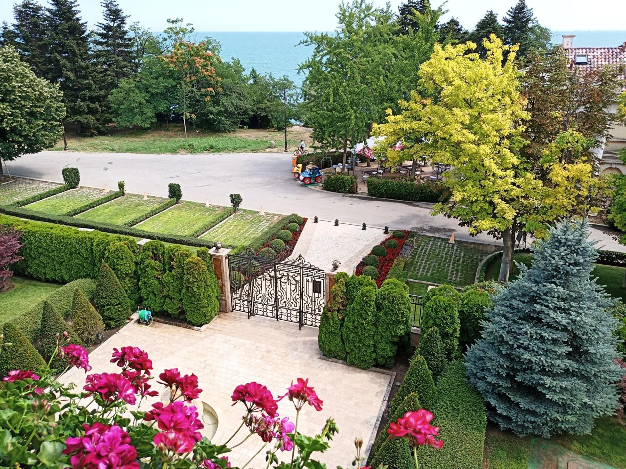 Sea Garden Lux Apartment