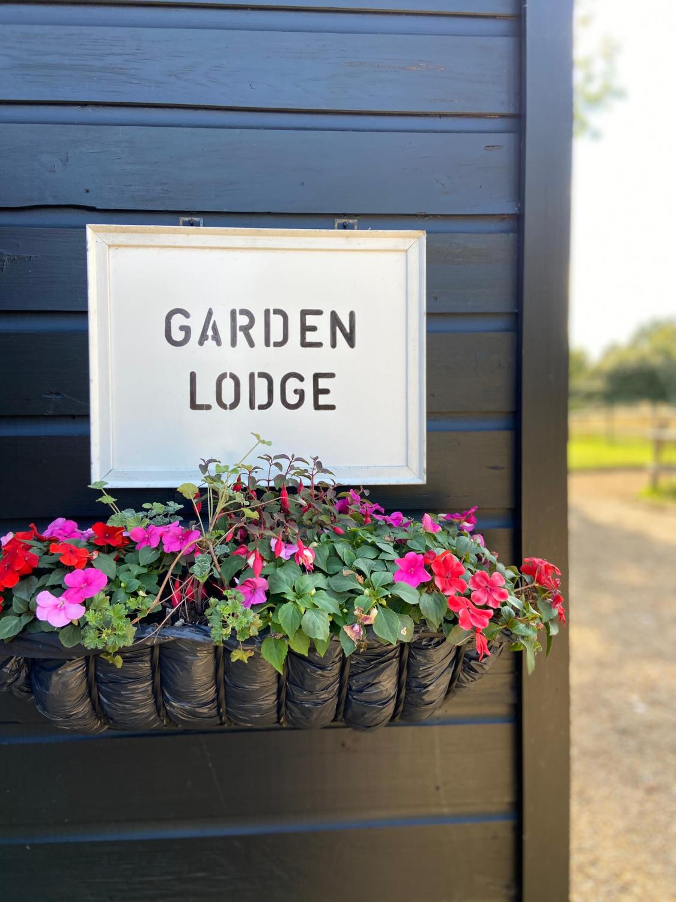Spacious Garden Lodge at The Chestnuts, Norfolk view 4