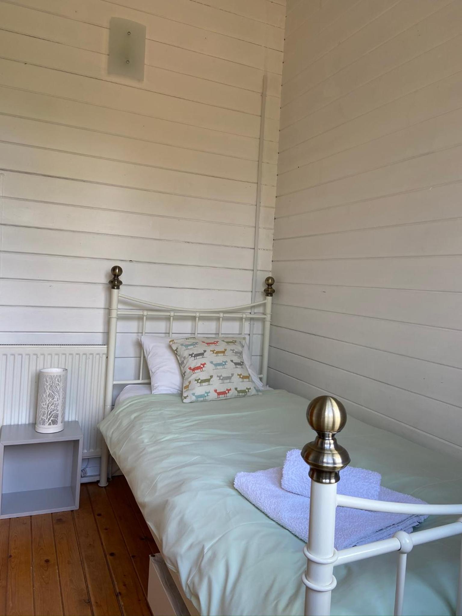 Spacious Garden Lodge at The Chestnuts, Norfolk view 5