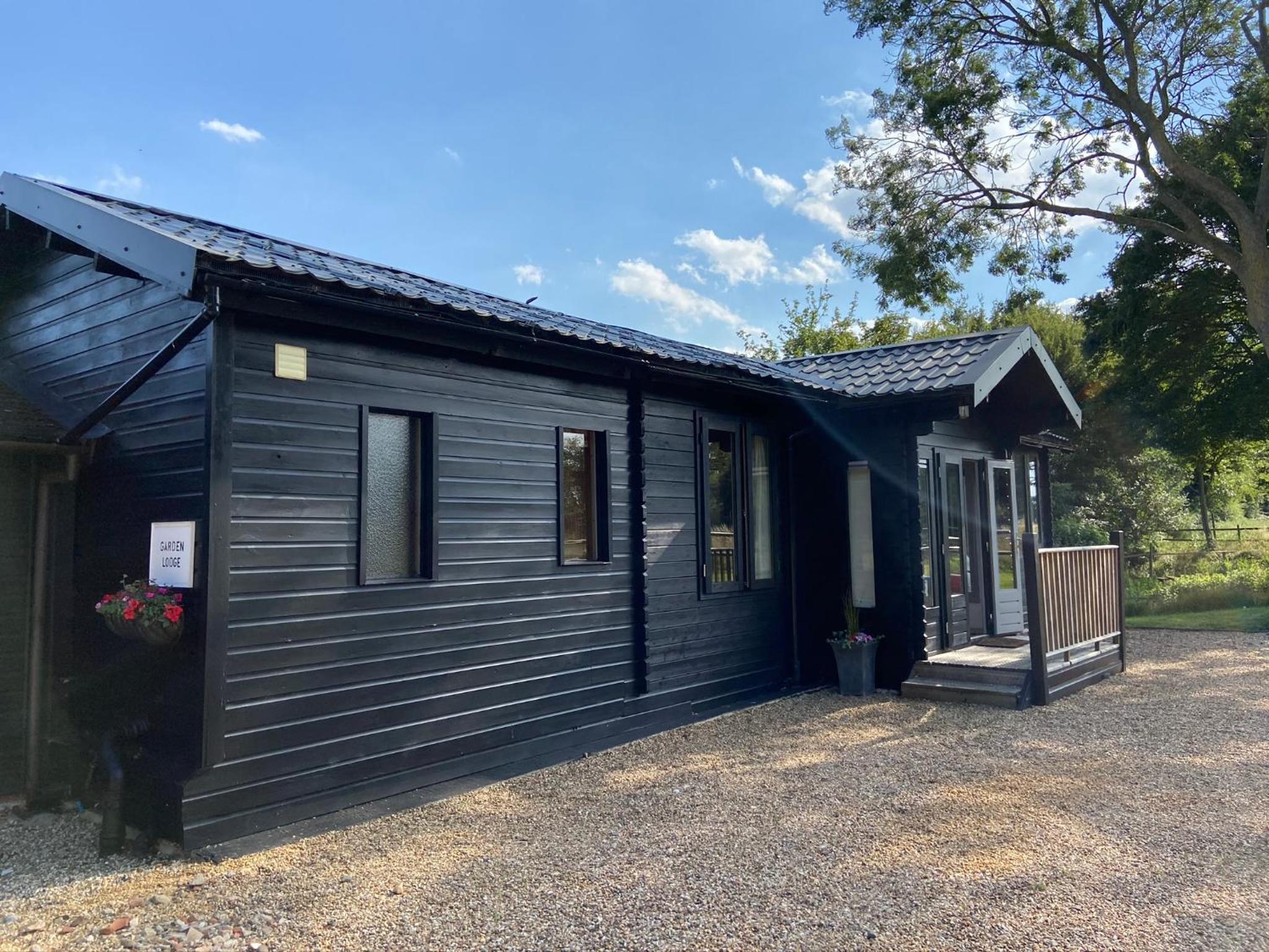 Spacious Garden Lodge at The Chestnuts, Norfolk view 3