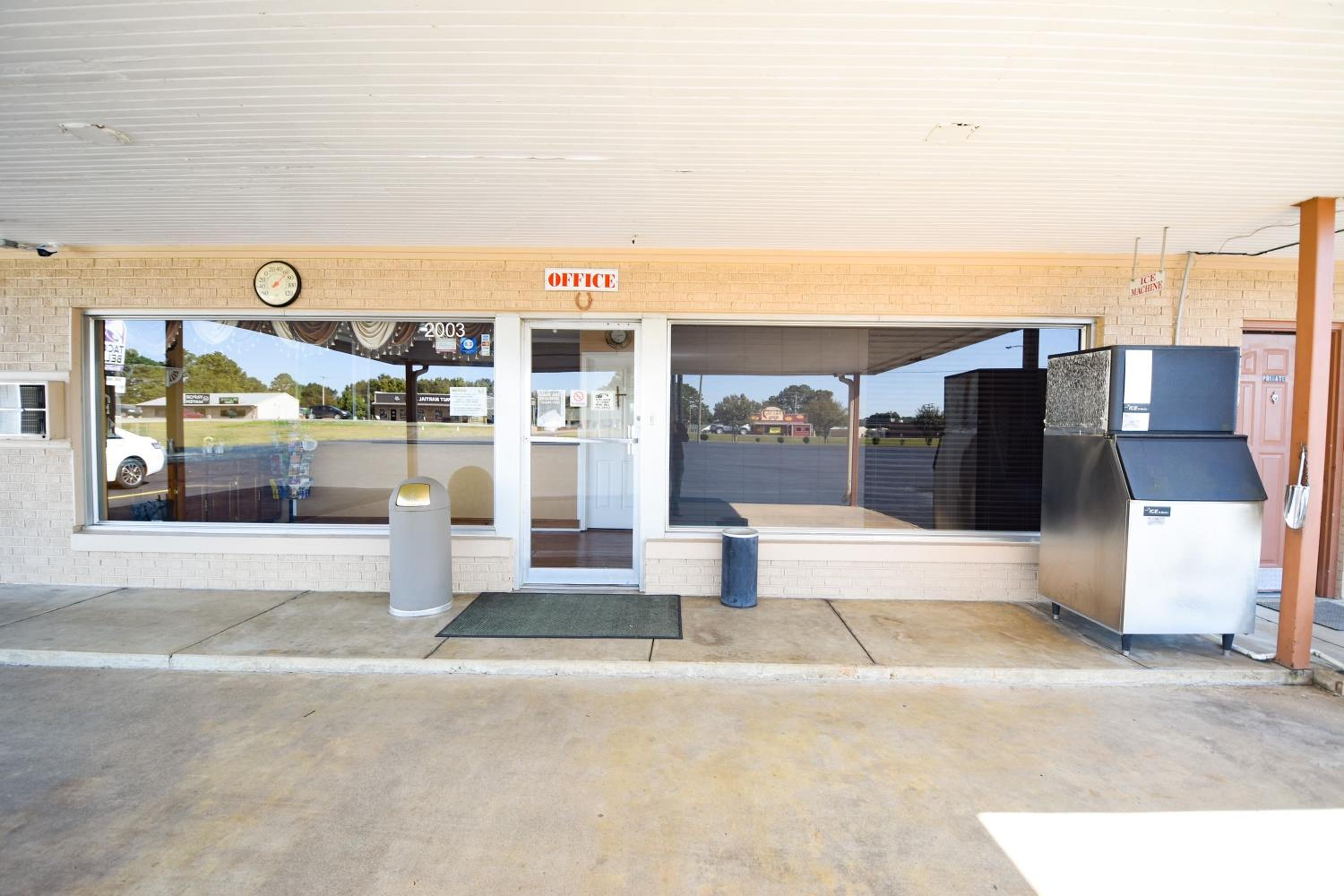 Economy Inn Beebe - Property Image 7