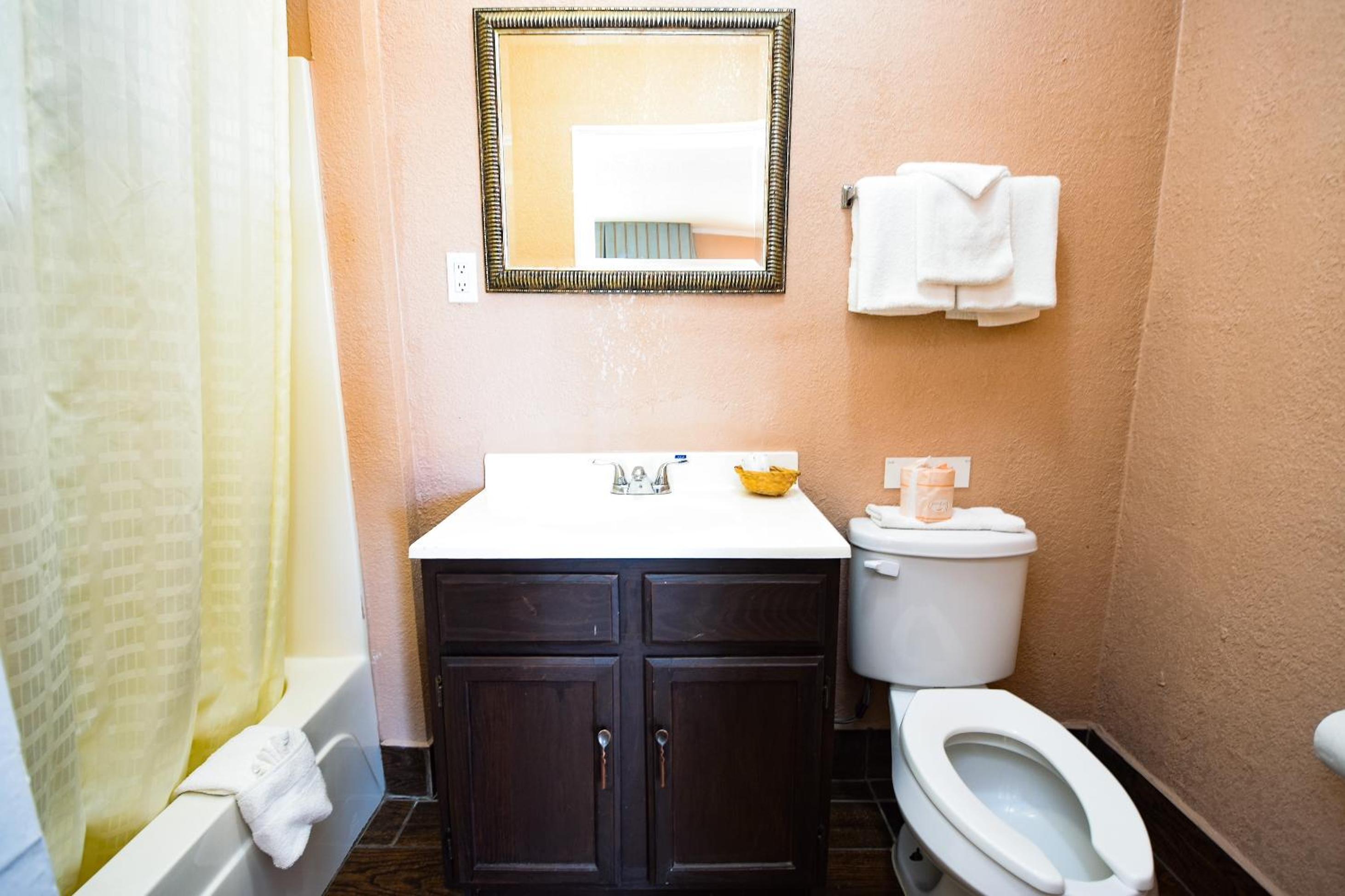 Searcy Vacations - Economy Inn Beebe - Property Image 3