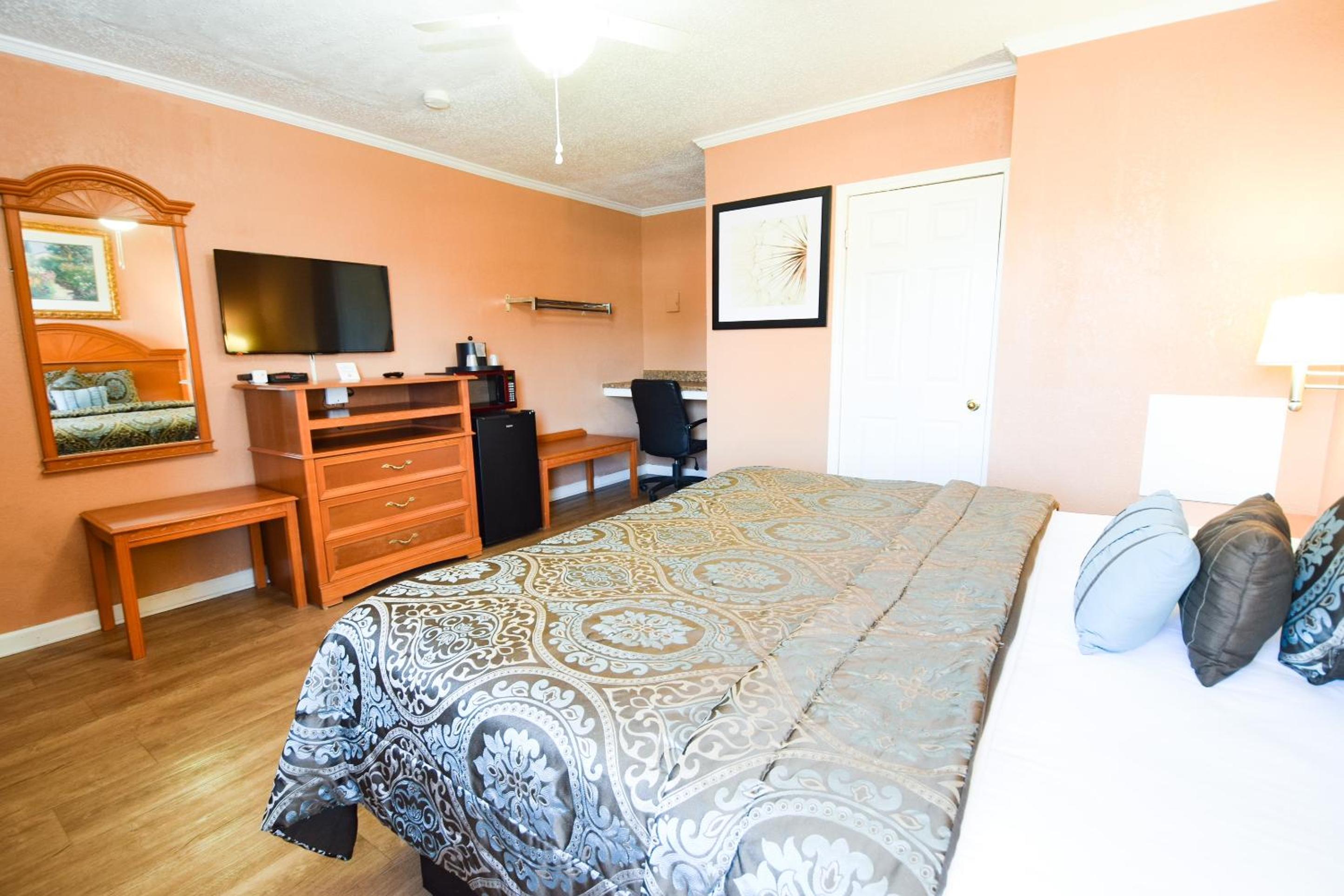 Searcy Vacations - Economy Inn Beebe - Property Image 2