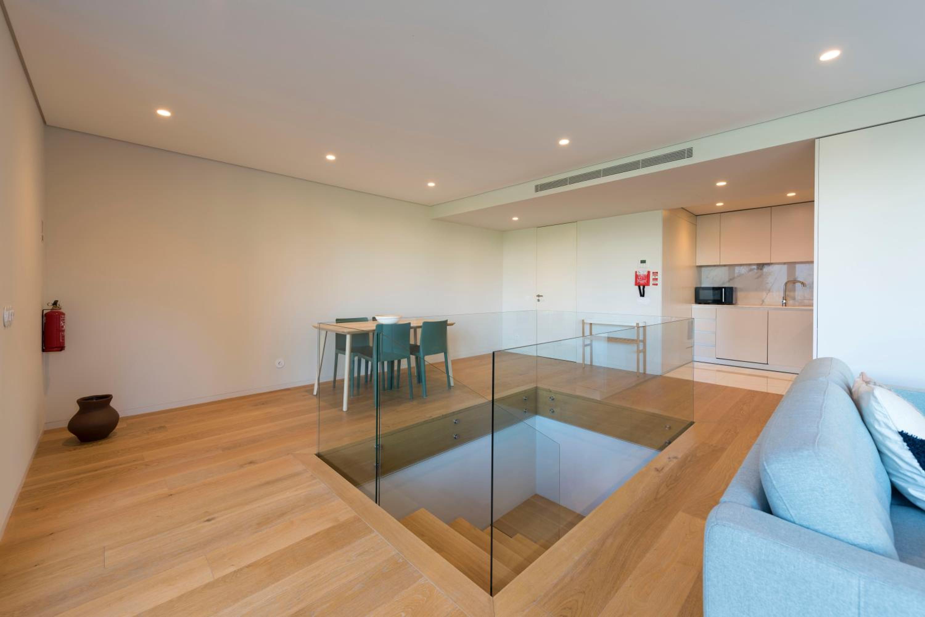 LovelyStay - Primrose 2BR Flat with Free Parking, AC and Balcony view 4