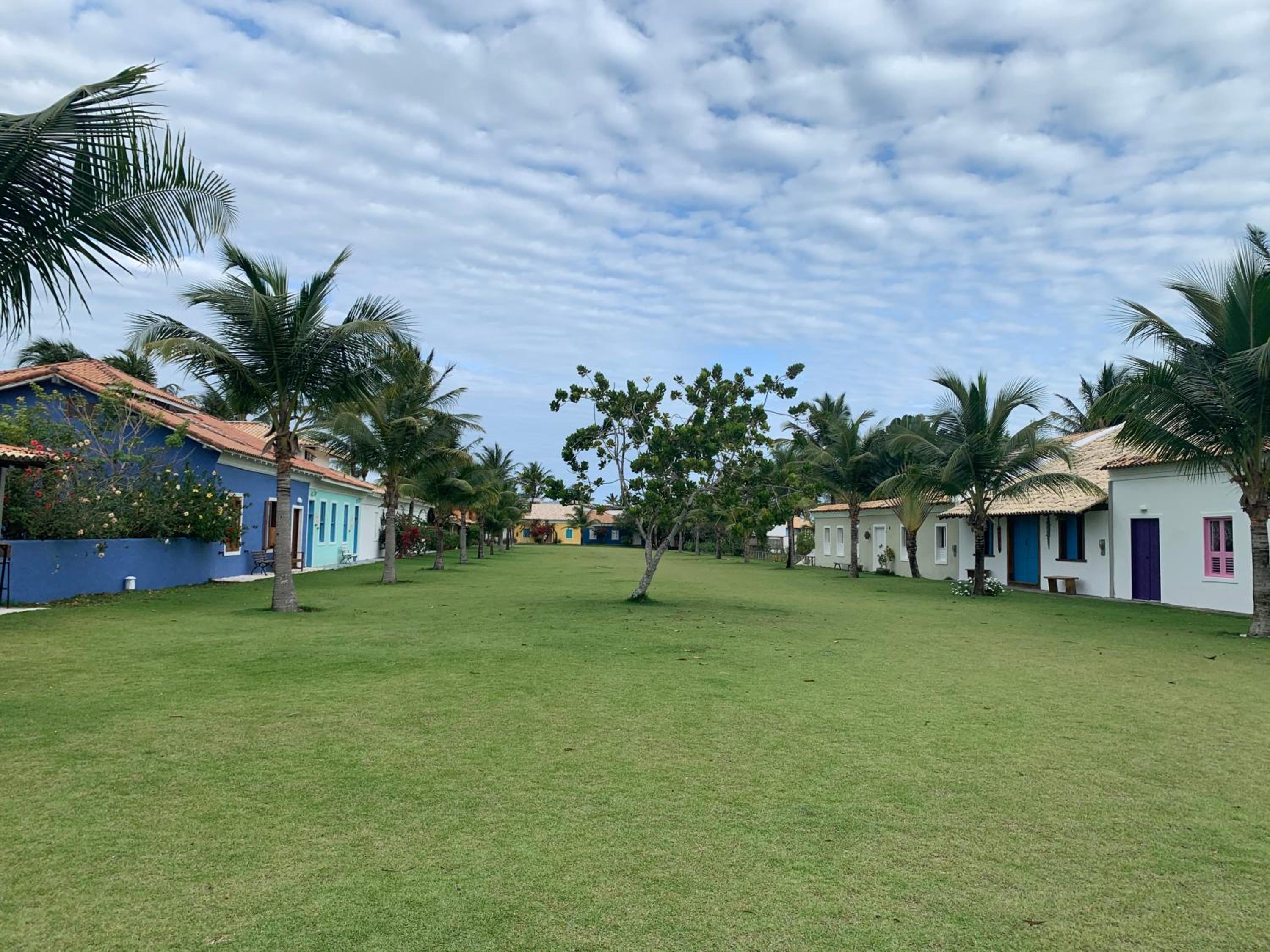 Charmoso bangalô balinês pé na areia Outeiro das Brisas