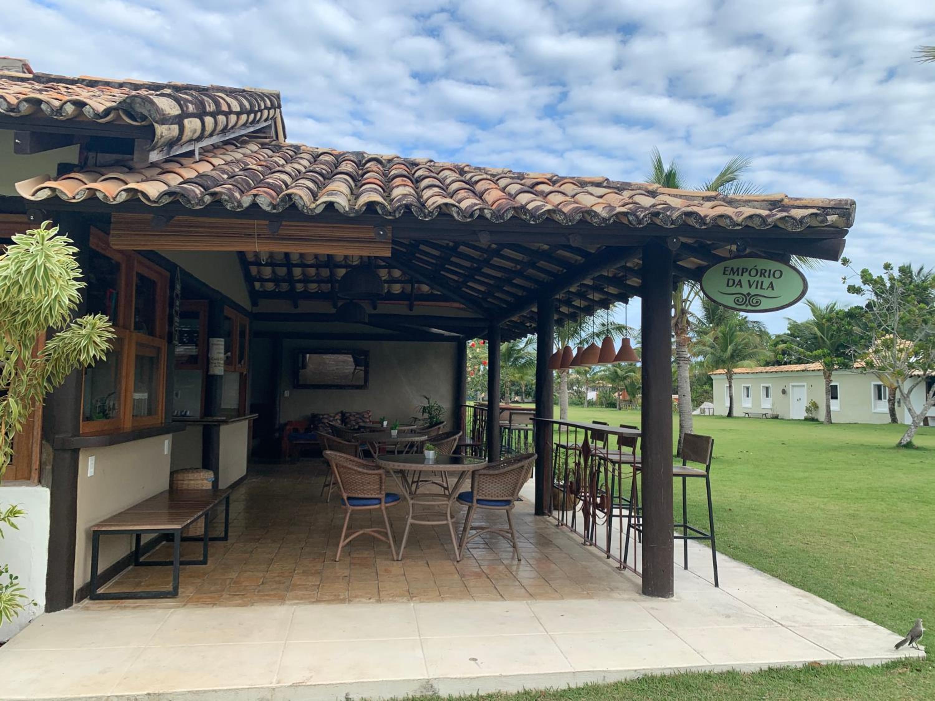 Charmoso bangalô balinês pé na areia Outeiro das Brisas