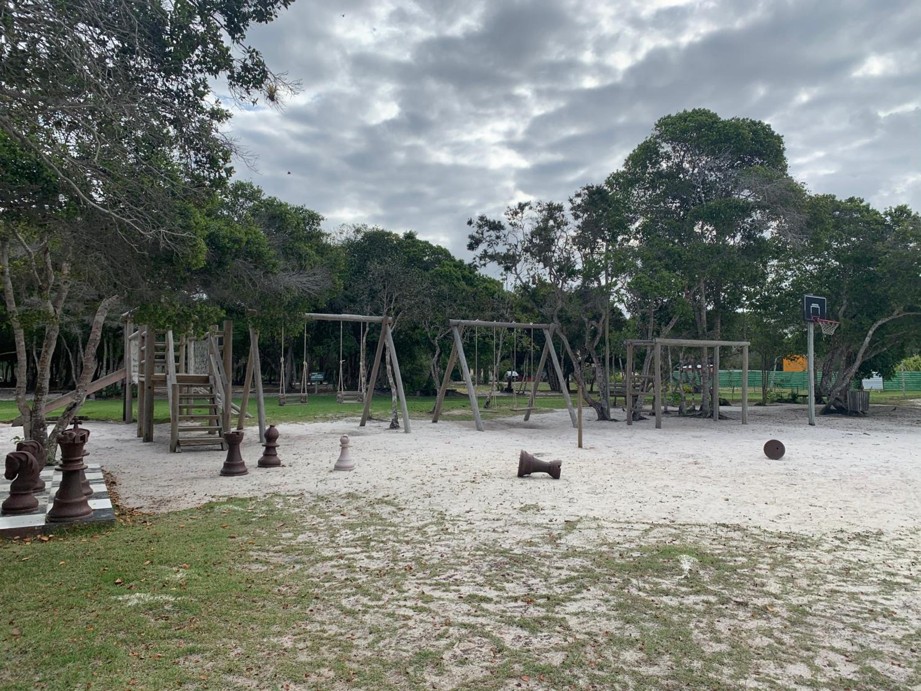 Charmoso bangalô balinês pé na areia Outeiro das Brisas
