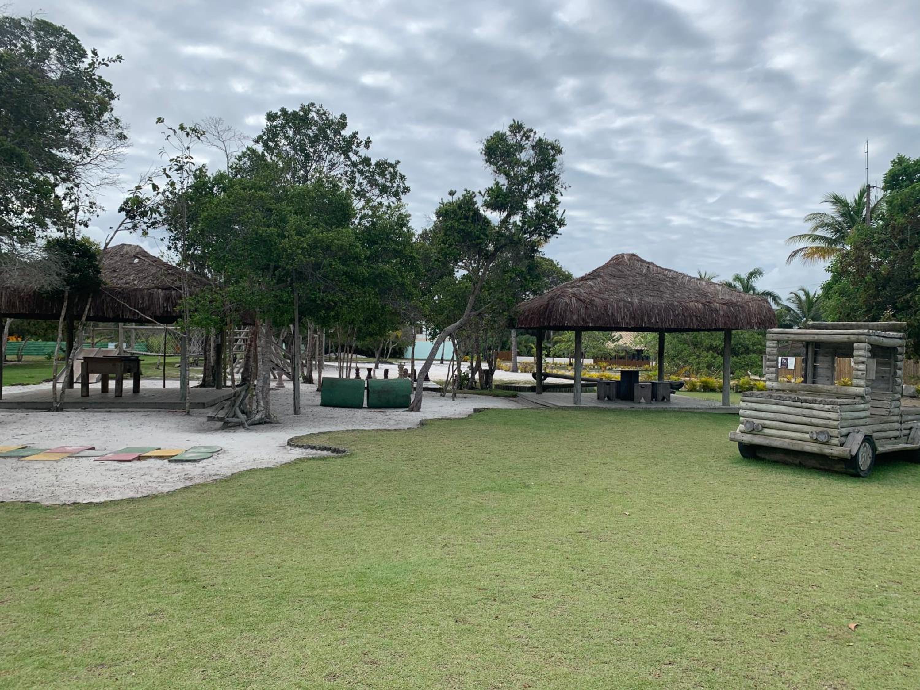 Charmoso bangalô balinês pé na areia Outeiro das Brisas