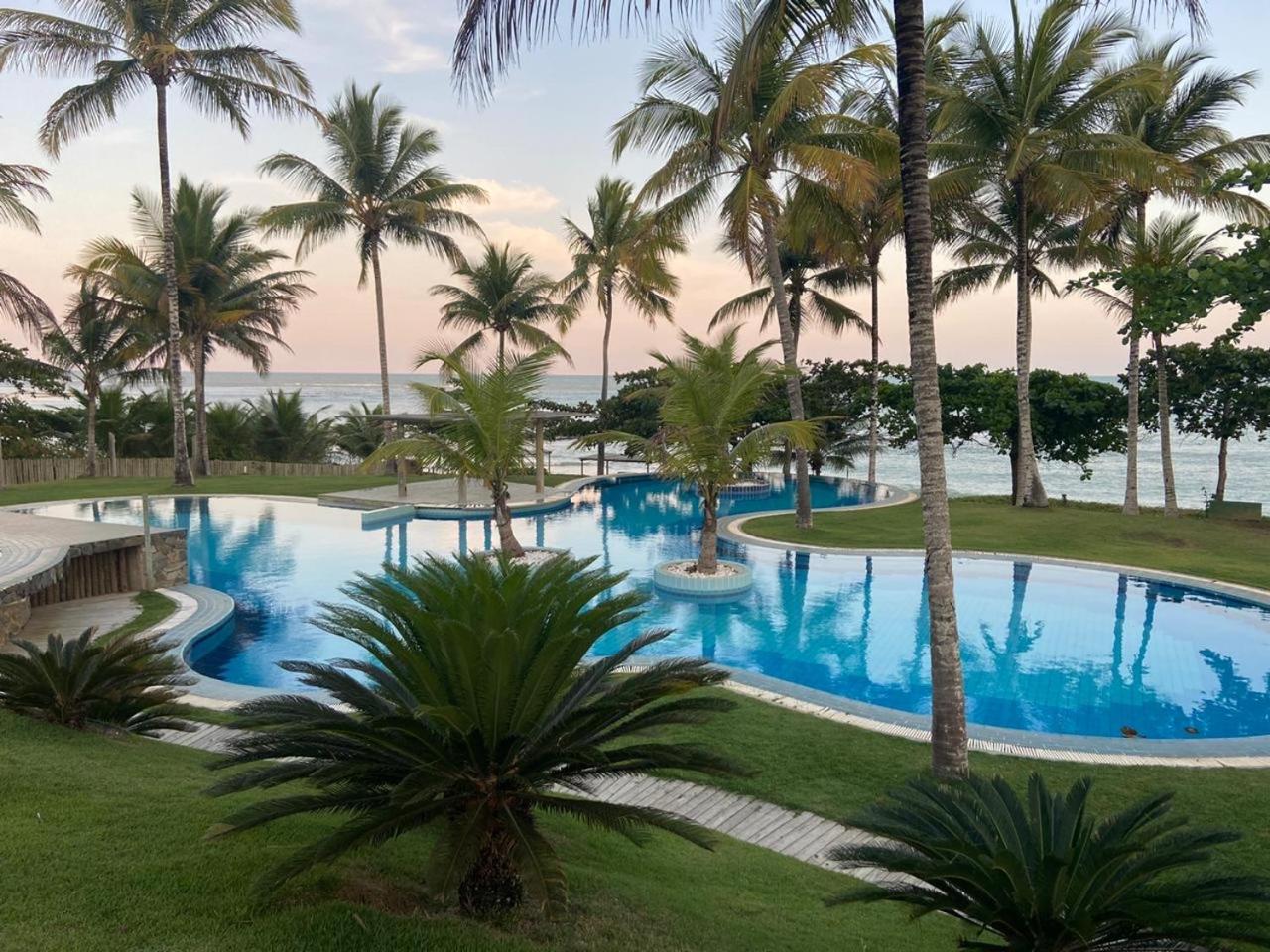 Charmoso bangalô balinês pé na areia Outeiro das Brisas