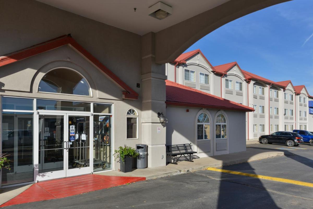 Hotel Baymont By Wyndham Colorado Springs/ Garden Of The Gods