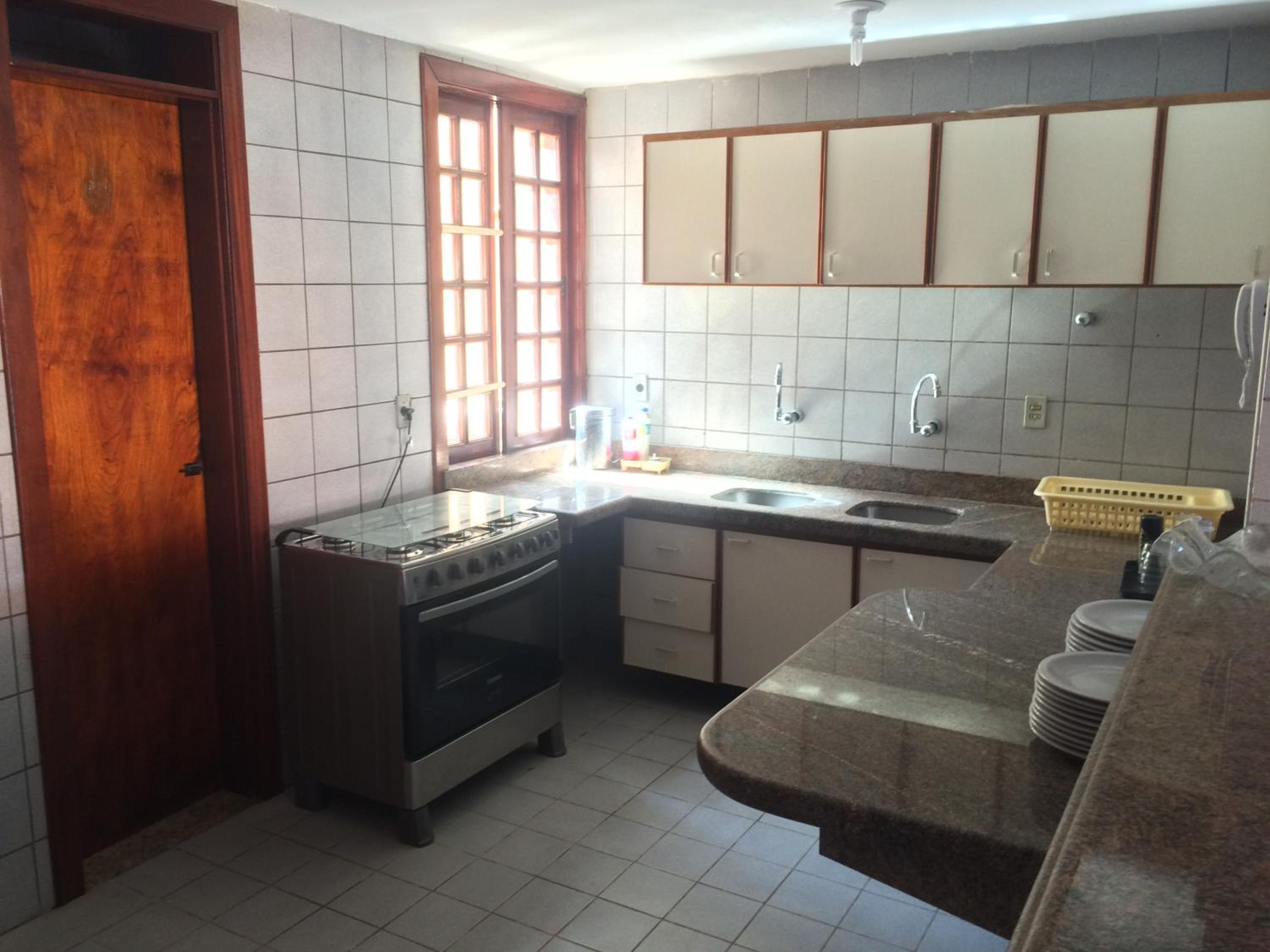 Linda casa Porto das Dunas: 4 suítes, churrasqueira e piscina