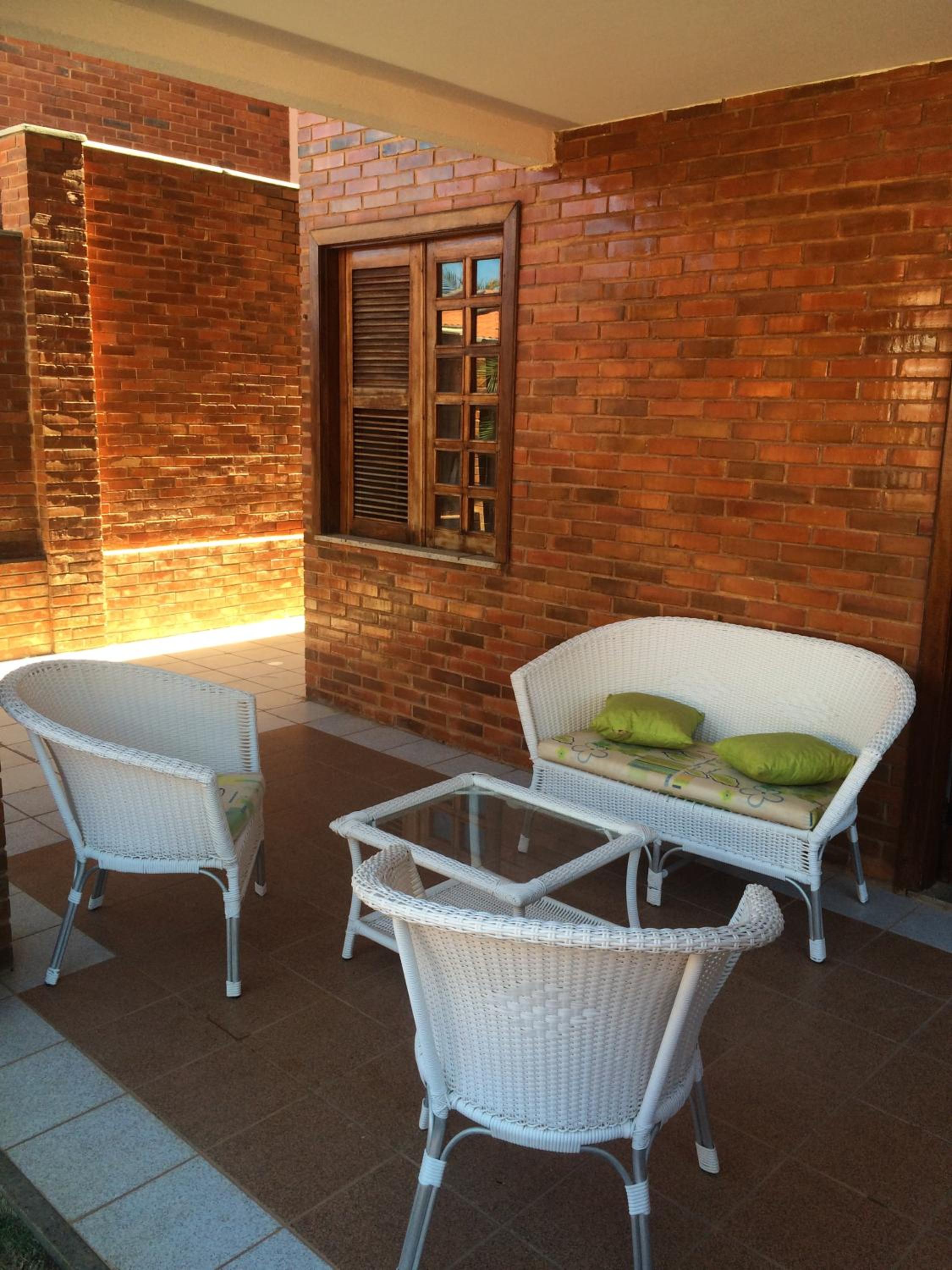 Linda casa Porto das Dunas: 4 suítes, churrasqueira e piscina