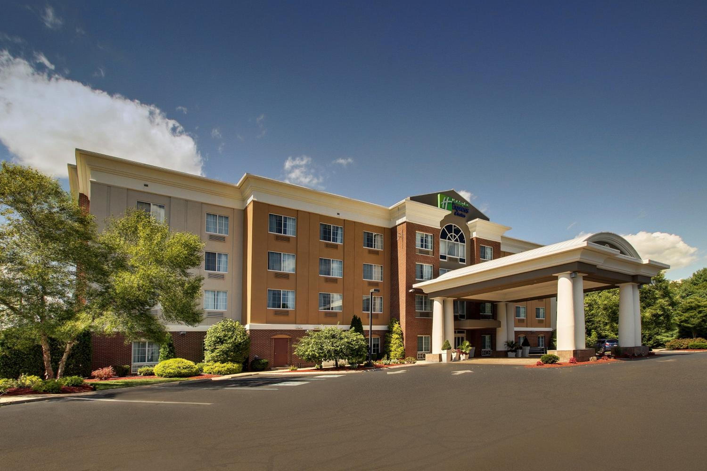 Hotel Holiday Inn Express Hotel & Suites Middleboro Raynham, an IHG Hotel - Image 1