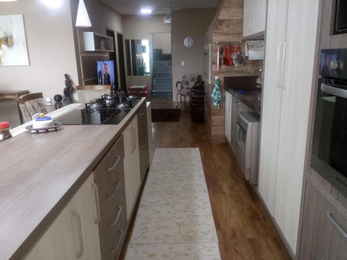 Casa na beira da lagoa com piscina e rampa para embarcações