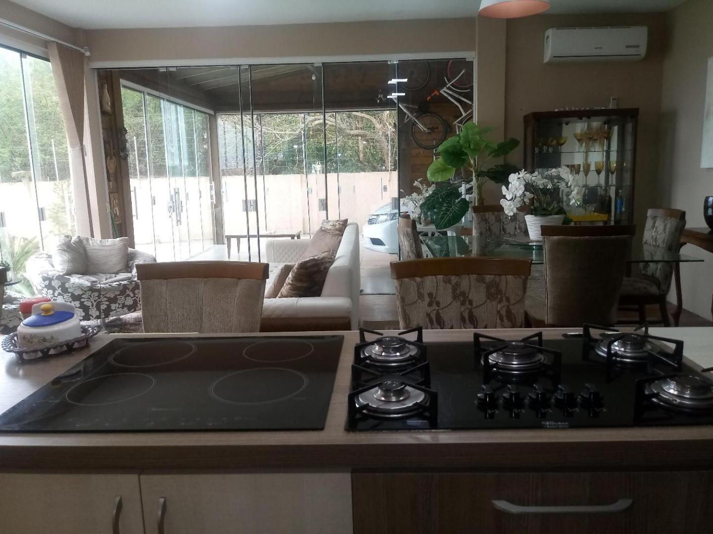 Casa na beira da lagoa com piscina e rampa para embarcações