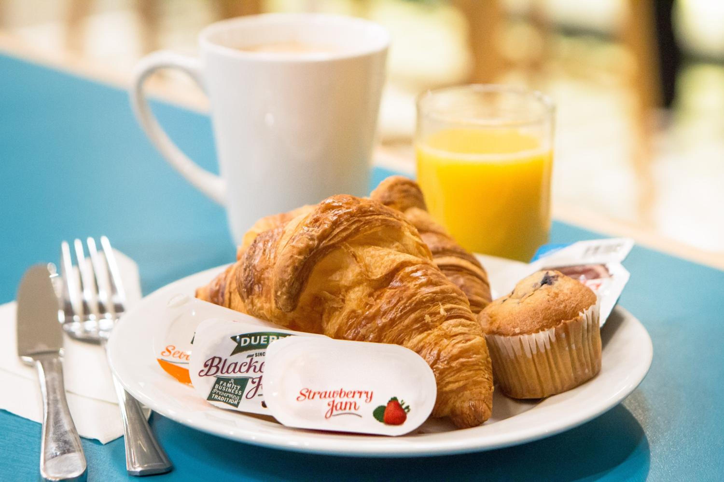 Watford Vacations - Holiday Inn Express London - Watford Junction, an IHG Hotel - Property Image 1
