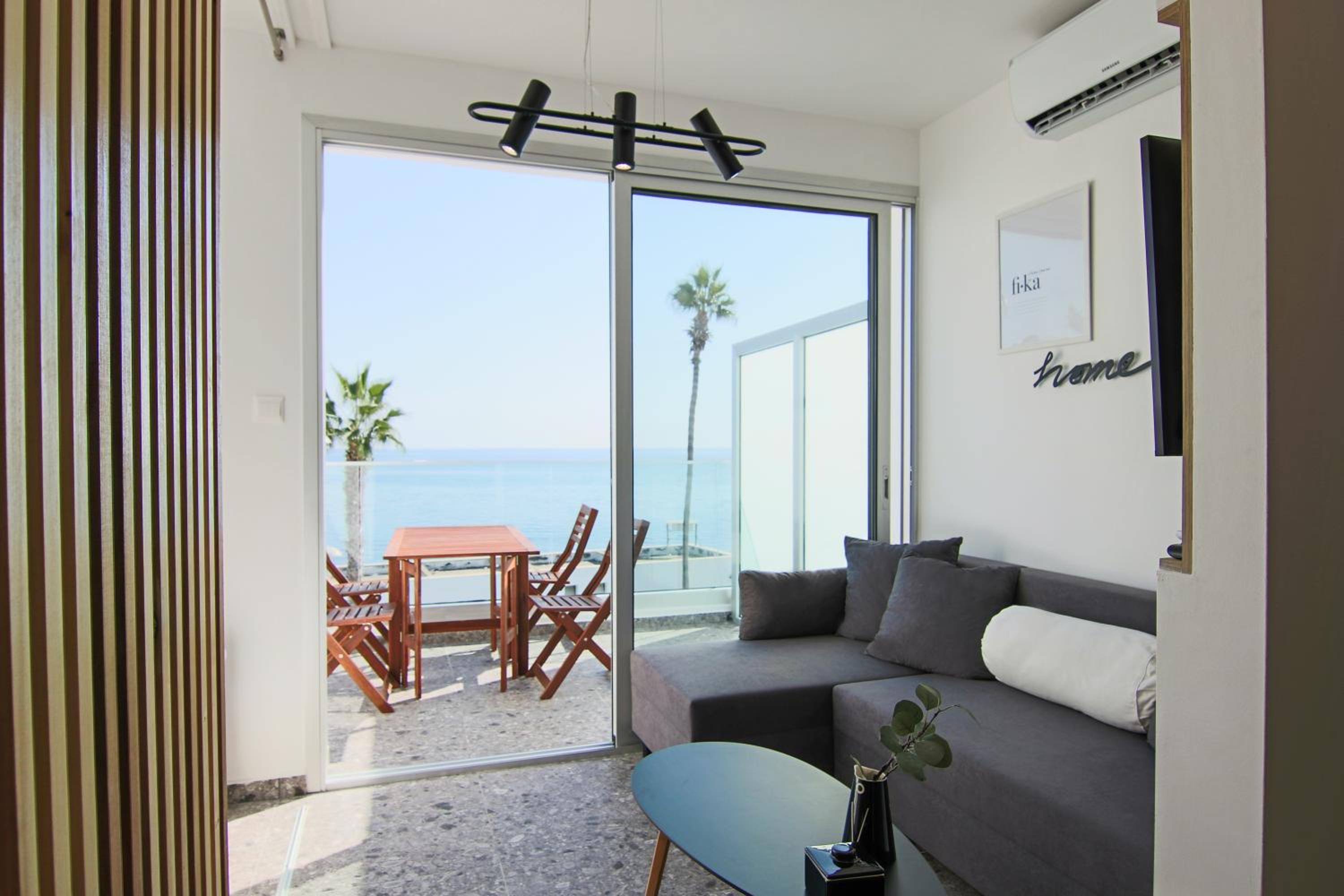 Phaedrus Living Seaview Modern Flat Lighthouse 52