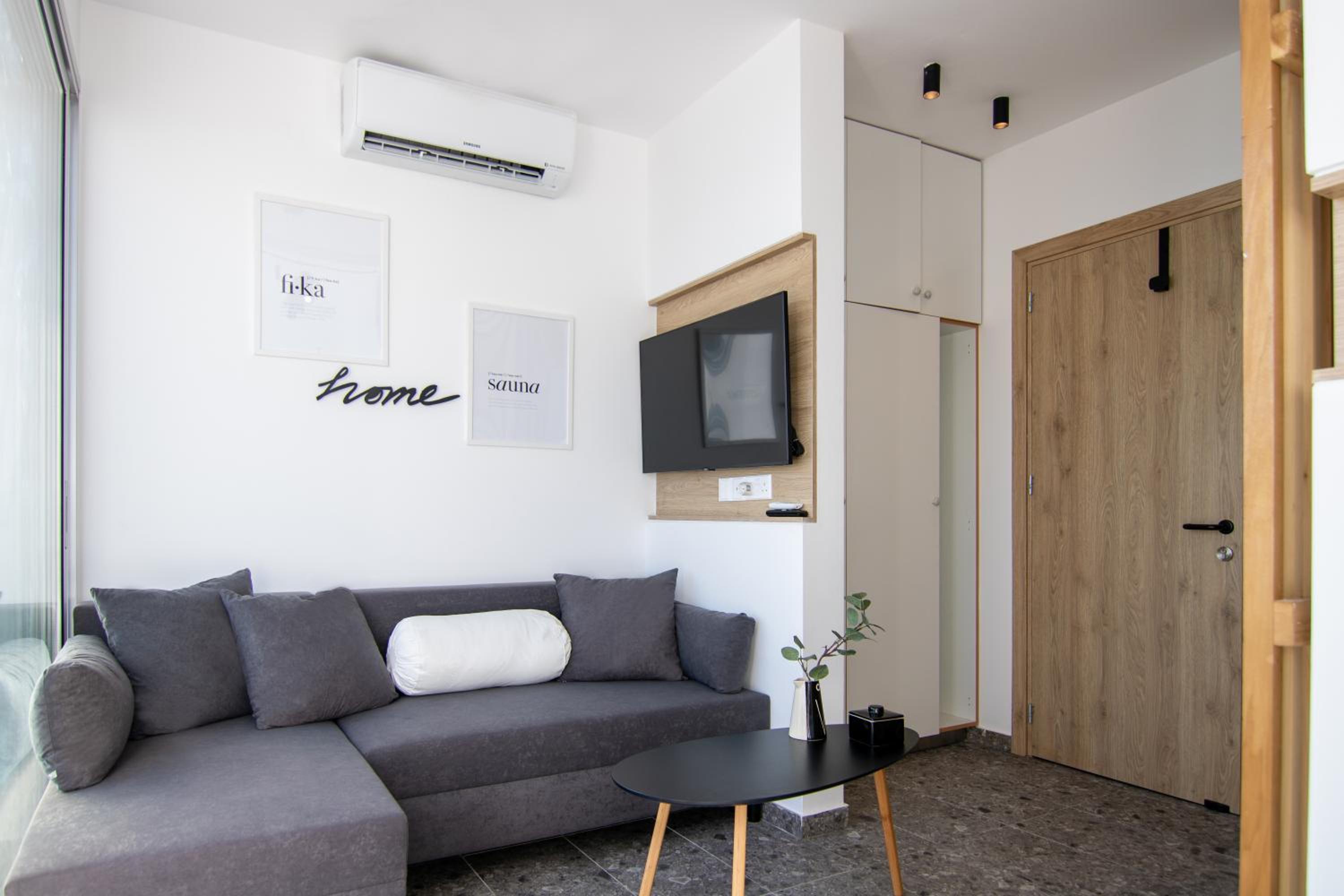 Phaedrus Living Seaview Modern Flat Lighthouse 52