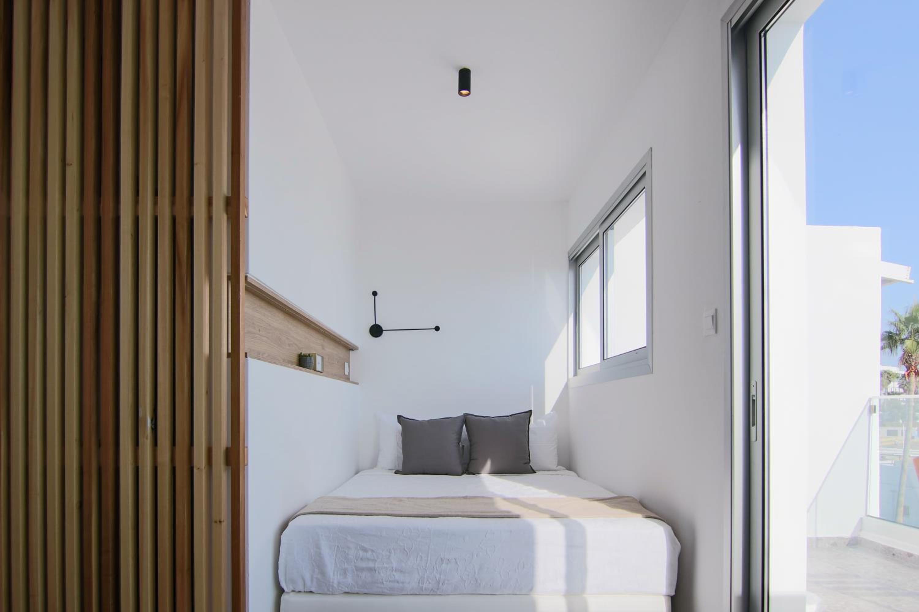 Phaedrus Living Seaview Modern Flat Lighthouse 52