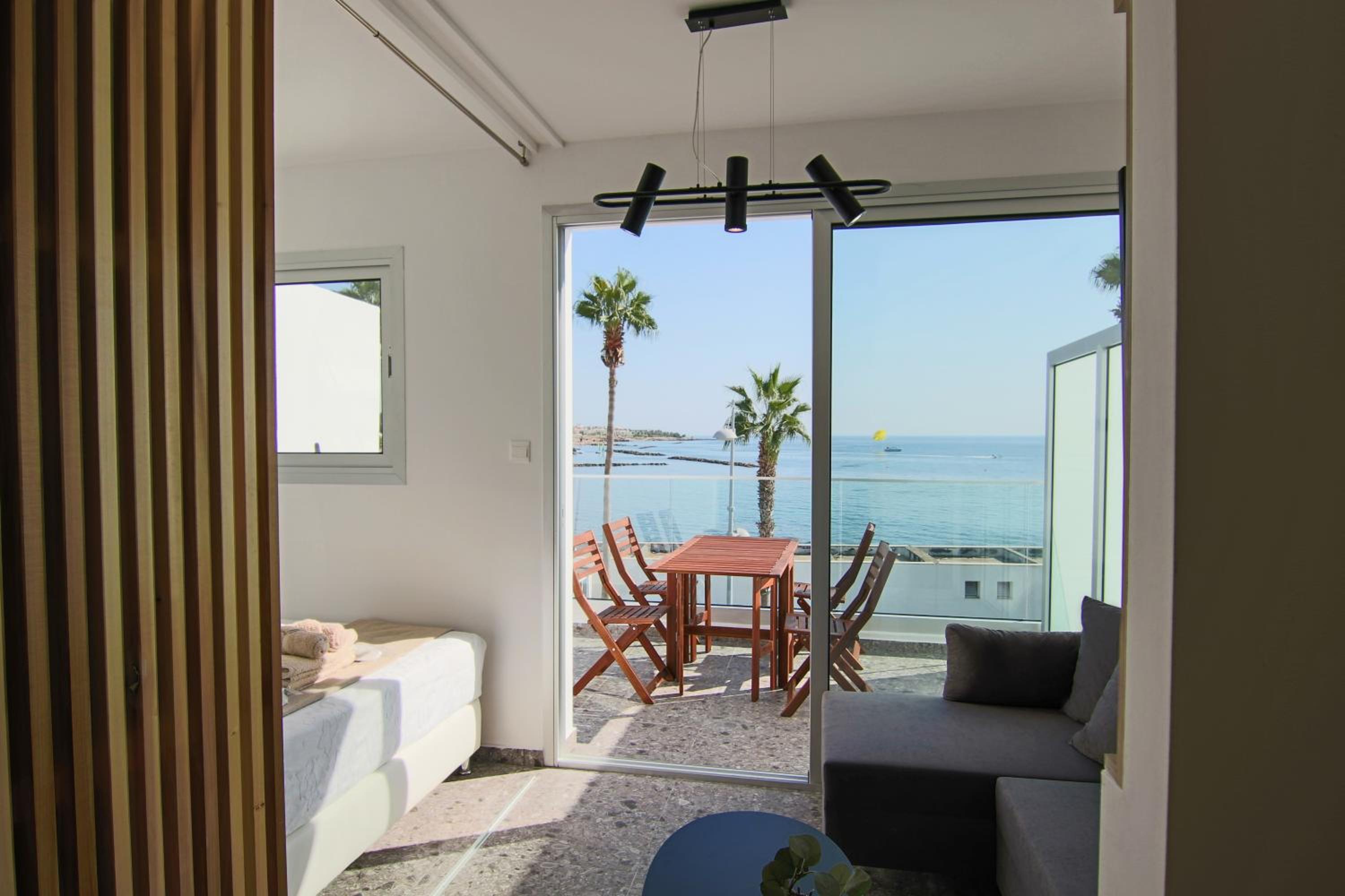 Phaedrus Living Seaview Modern Flat Lighthouse 52