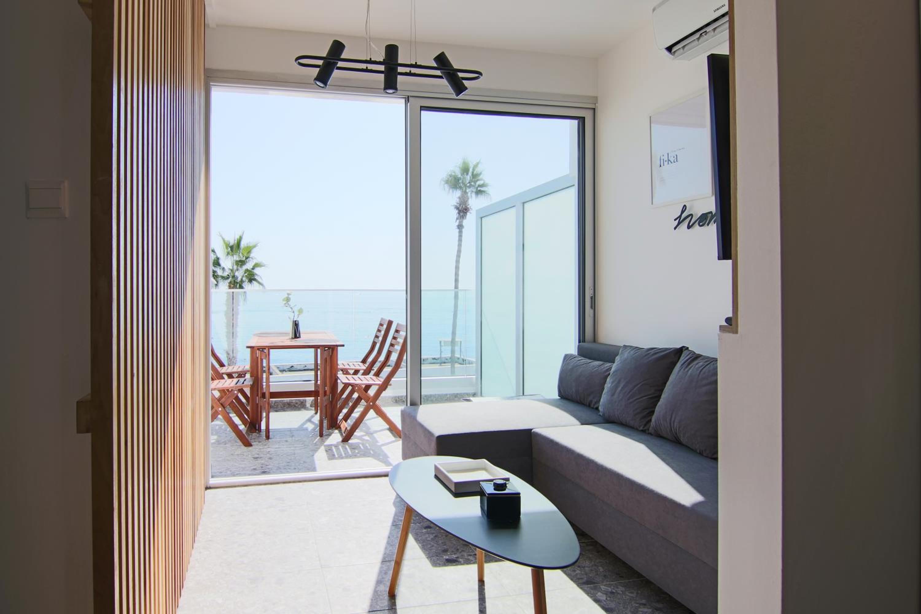 Phaedrus Living Seaview Modern Flat Lighthouse 52