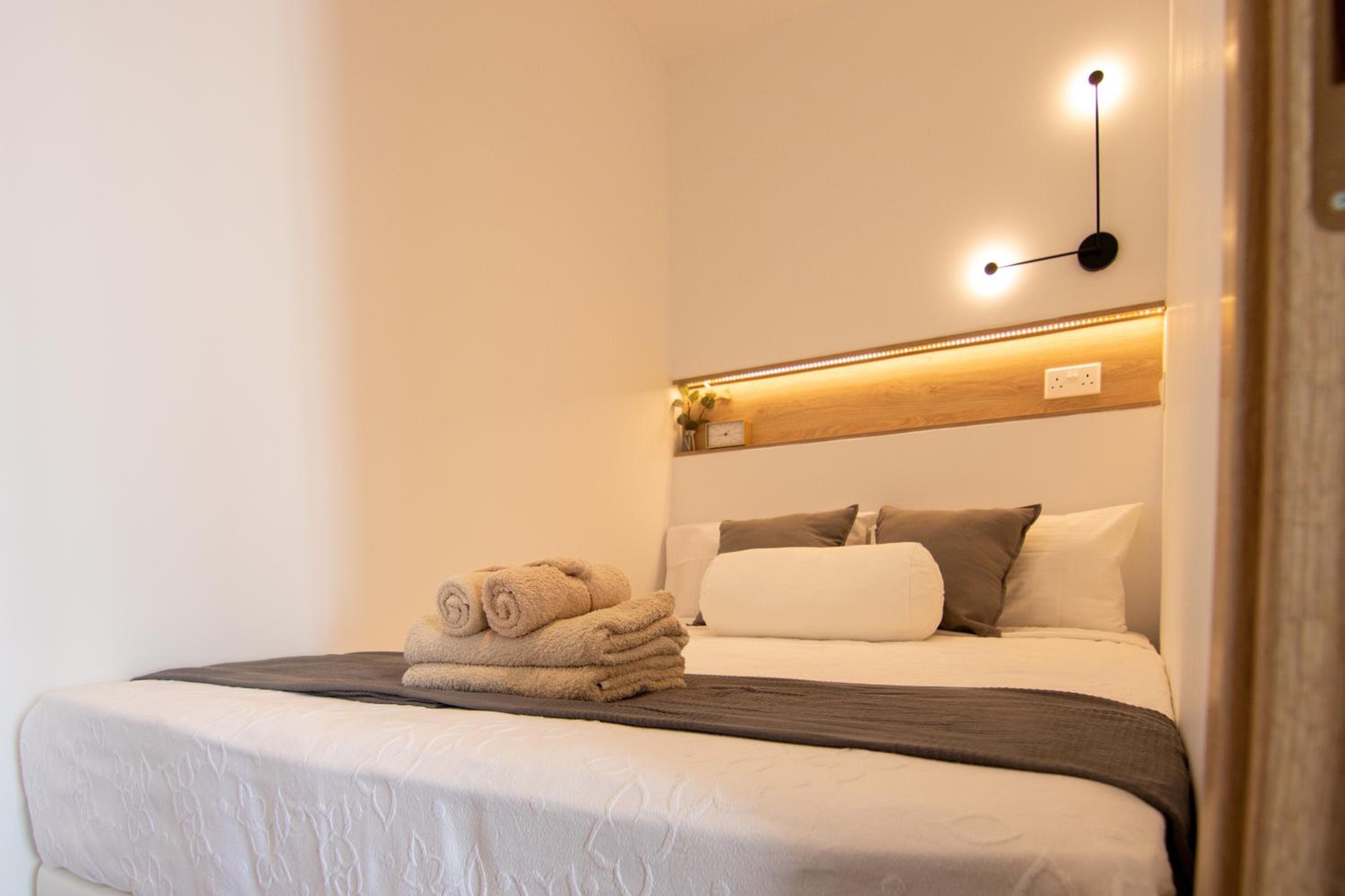 Phaedrus Living Seaview Modern Flat Lighthouse 52