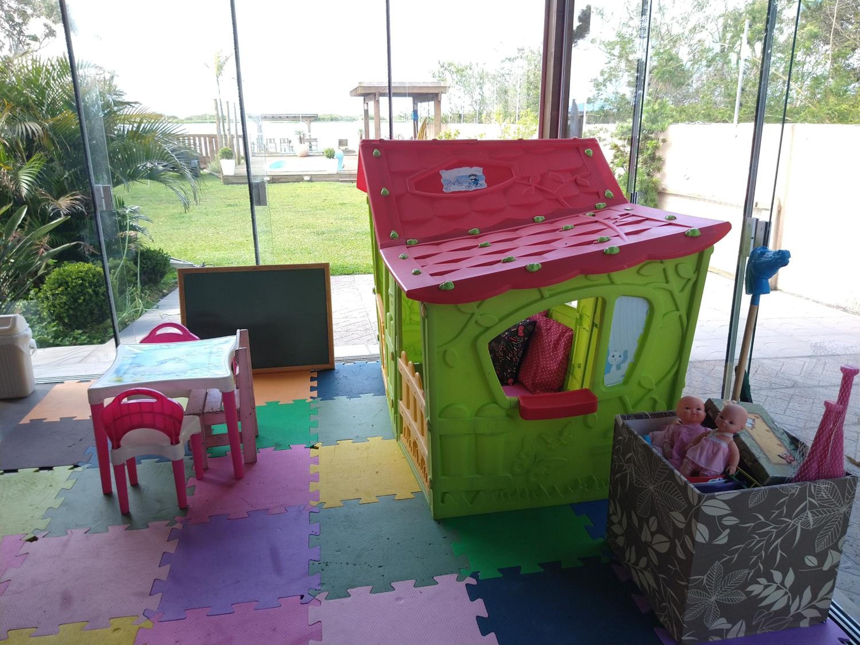 Casa na beira da lagoa com piscina e rampa para embarcações
