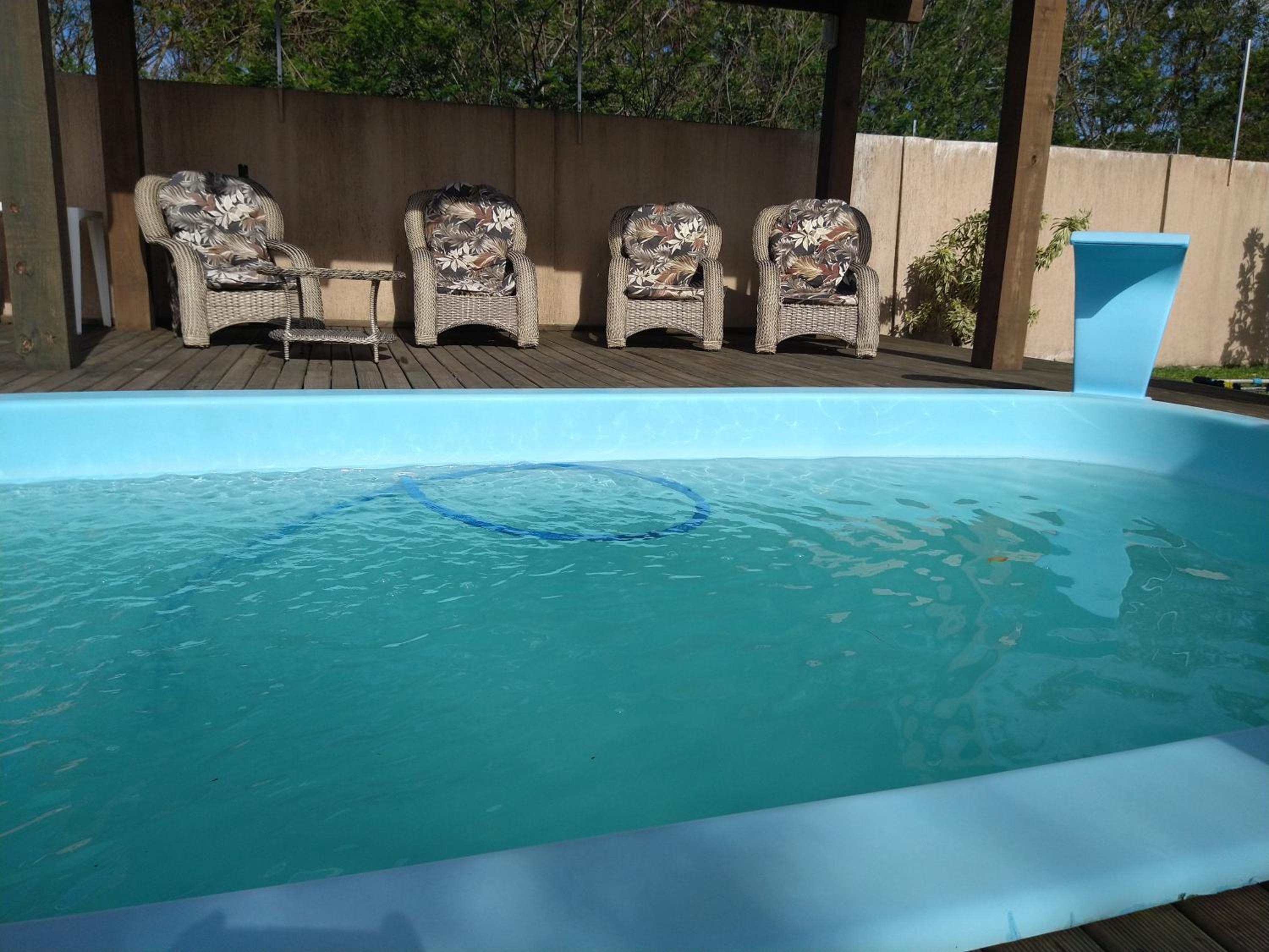 Casa na beira da lagoa com piscina e rampa para embarcações