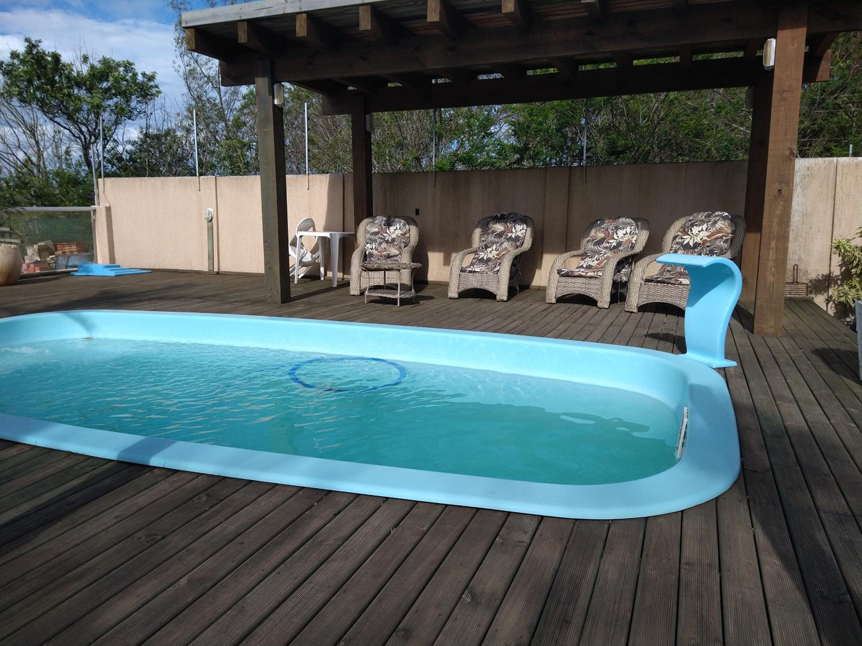 Casa na beira da lagoa com piscina e rampa para embarcações