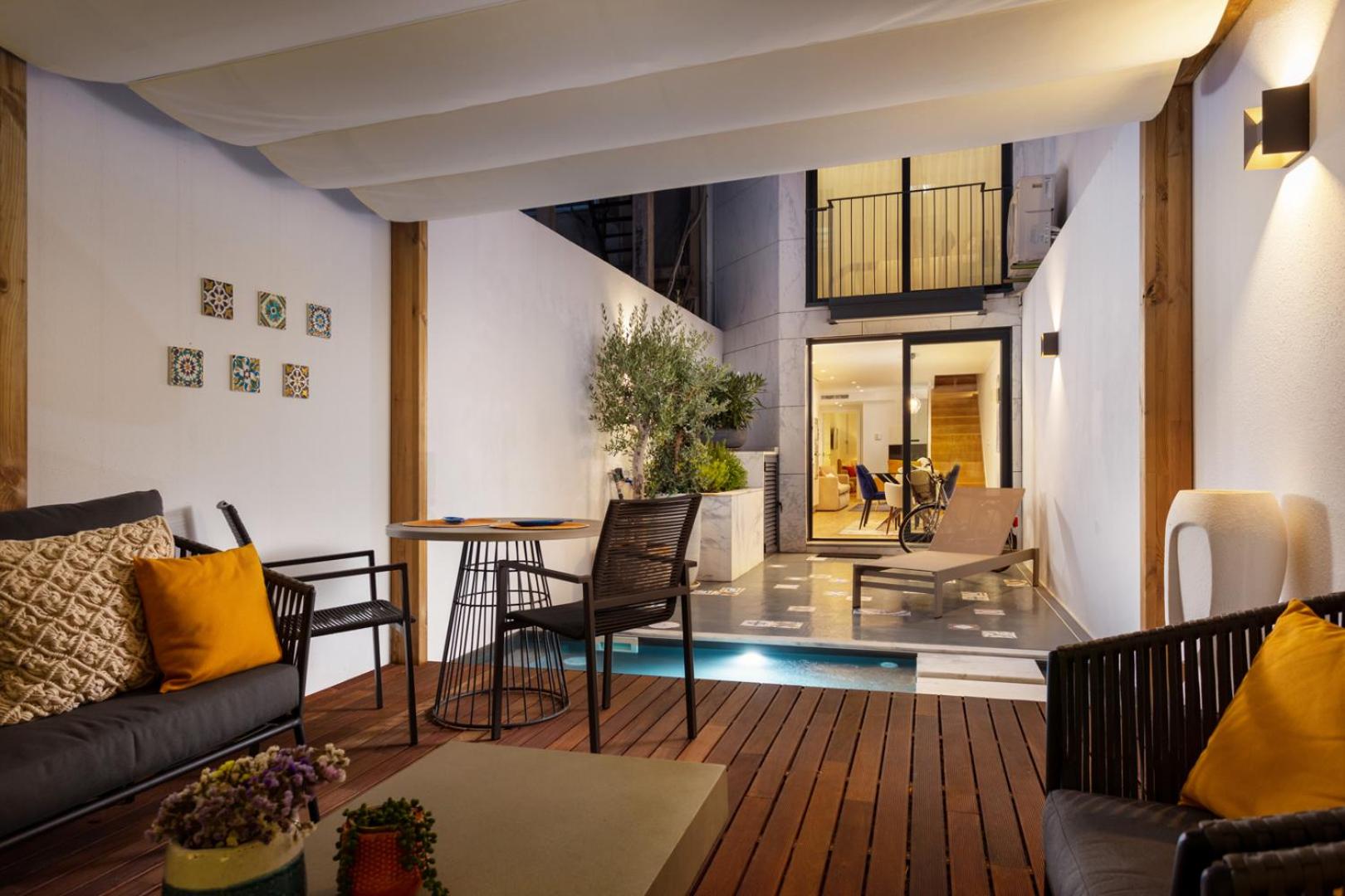 STUPENDO- Two Rooms, patio With refreshing Pond-Center-Air conditioning view 2