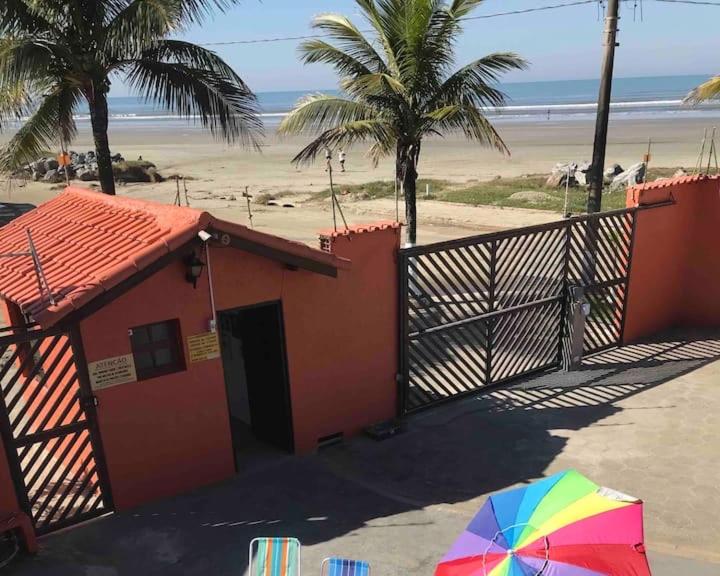 Pé na areia gaivotas com Wi-Fi