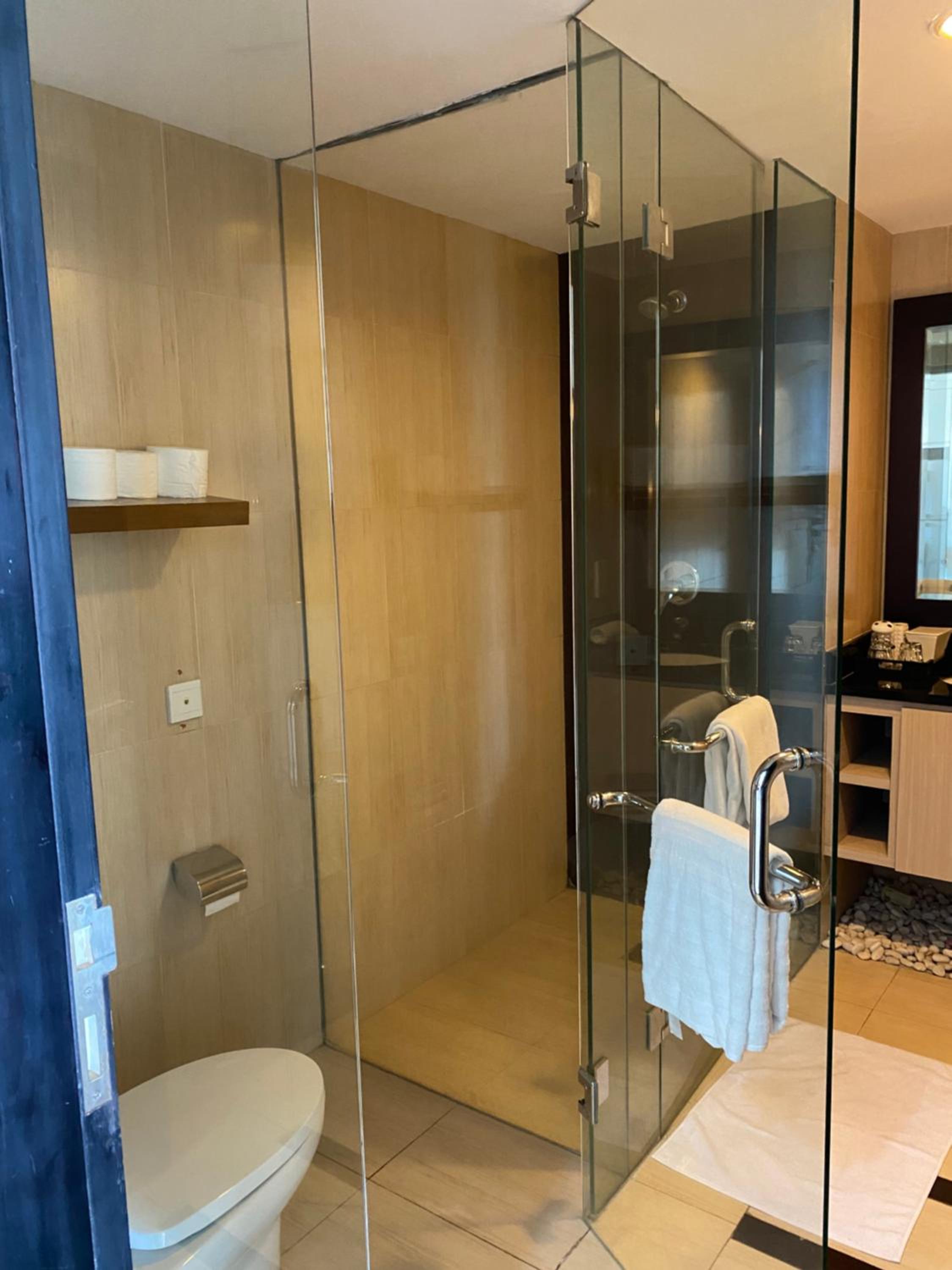 Stylish 2 Bedroom Penthouse Apt, Newly Refreshed, 50 Mbps, Pool, Gym, Resto view 2