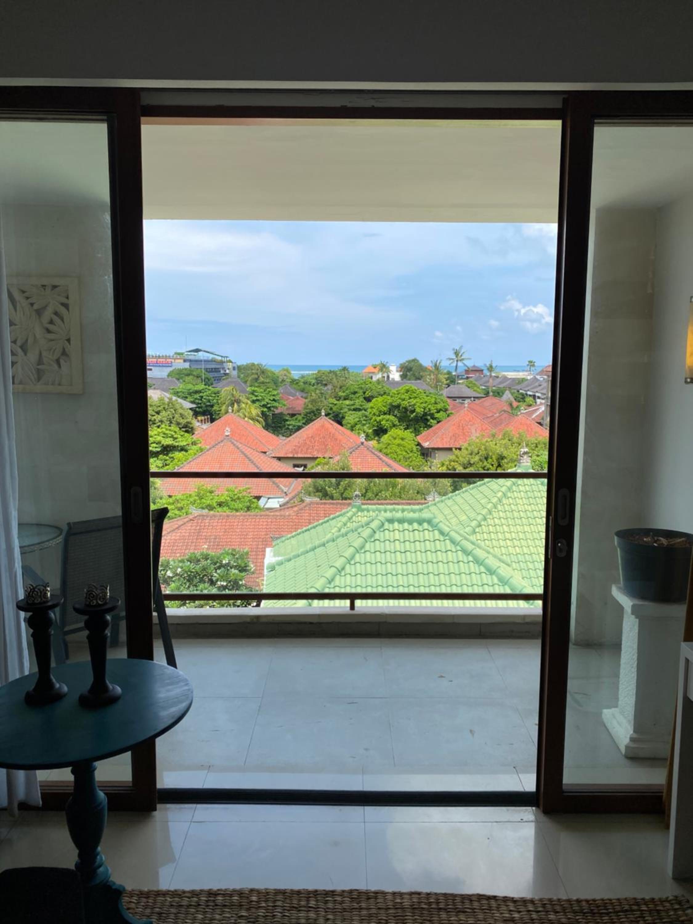 Stylish 2 Bedroom Penthouse Apt, Newly Refreshed, 50 Mbps, Pool, Gym, Resto view 5