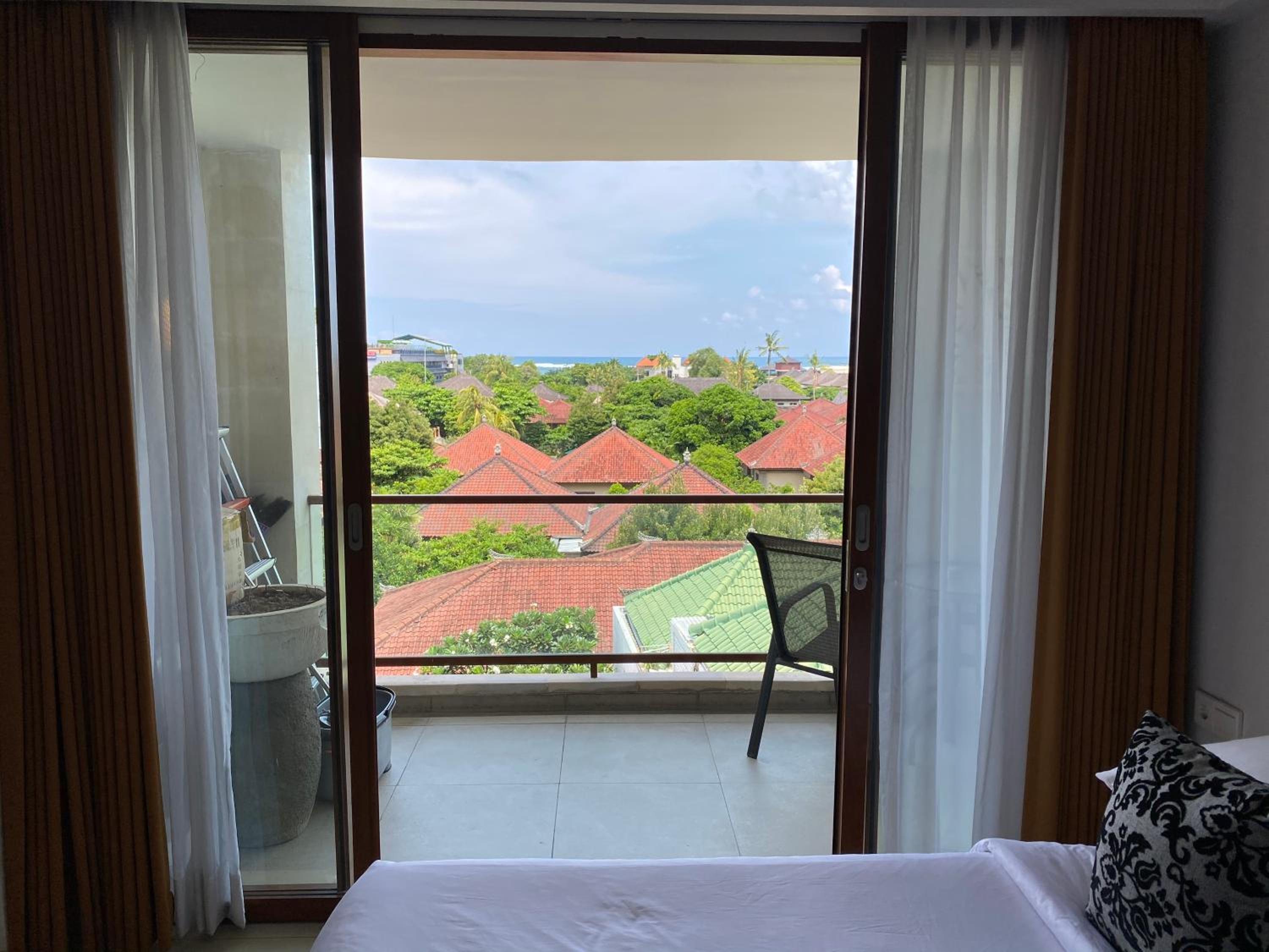 Stylish 2 Bedroom Penthouse Apt, Newly Refreshed, 50 Mbps, Pool, Gym, Resto view 3