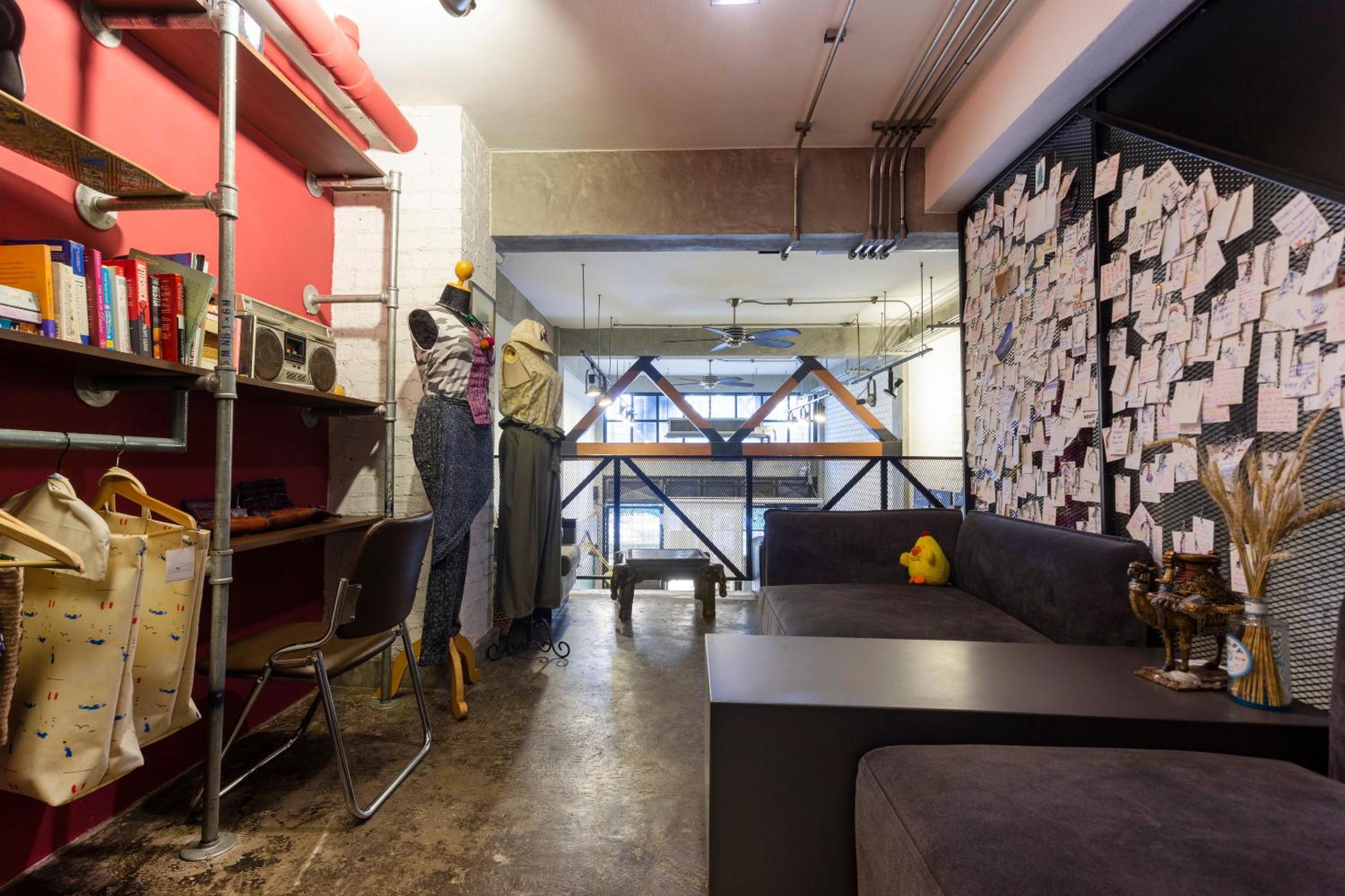 Box Hostel N Cafe