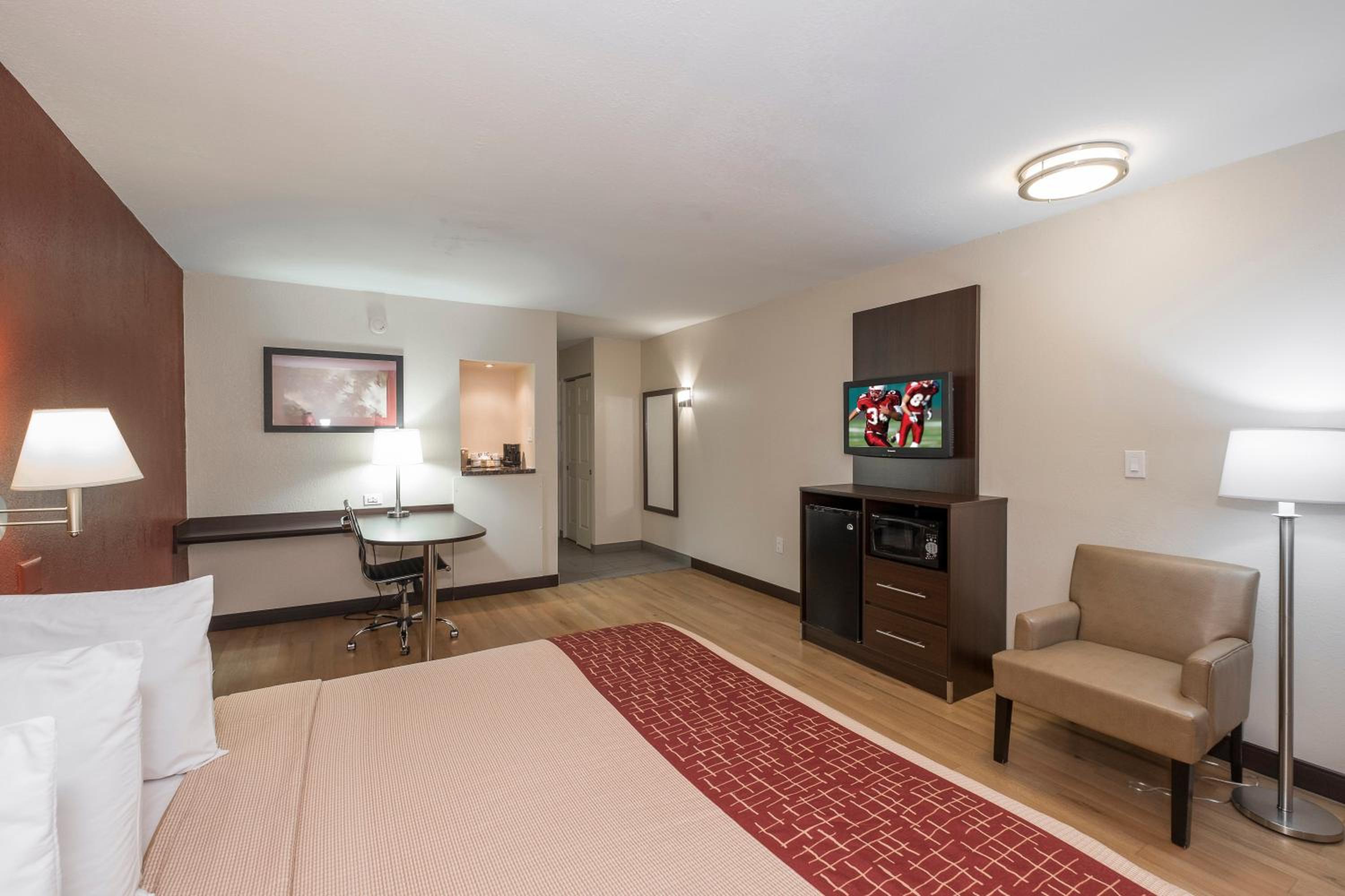 Poughkeepsie Vacations - Red Roof Inn PLUS Poughkeepsie - Property Image 8